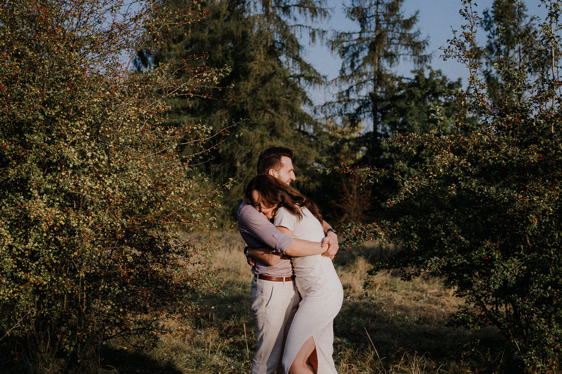 uśmiechnięta para narzeczonych na sesji zdjęciowej w Krakowie