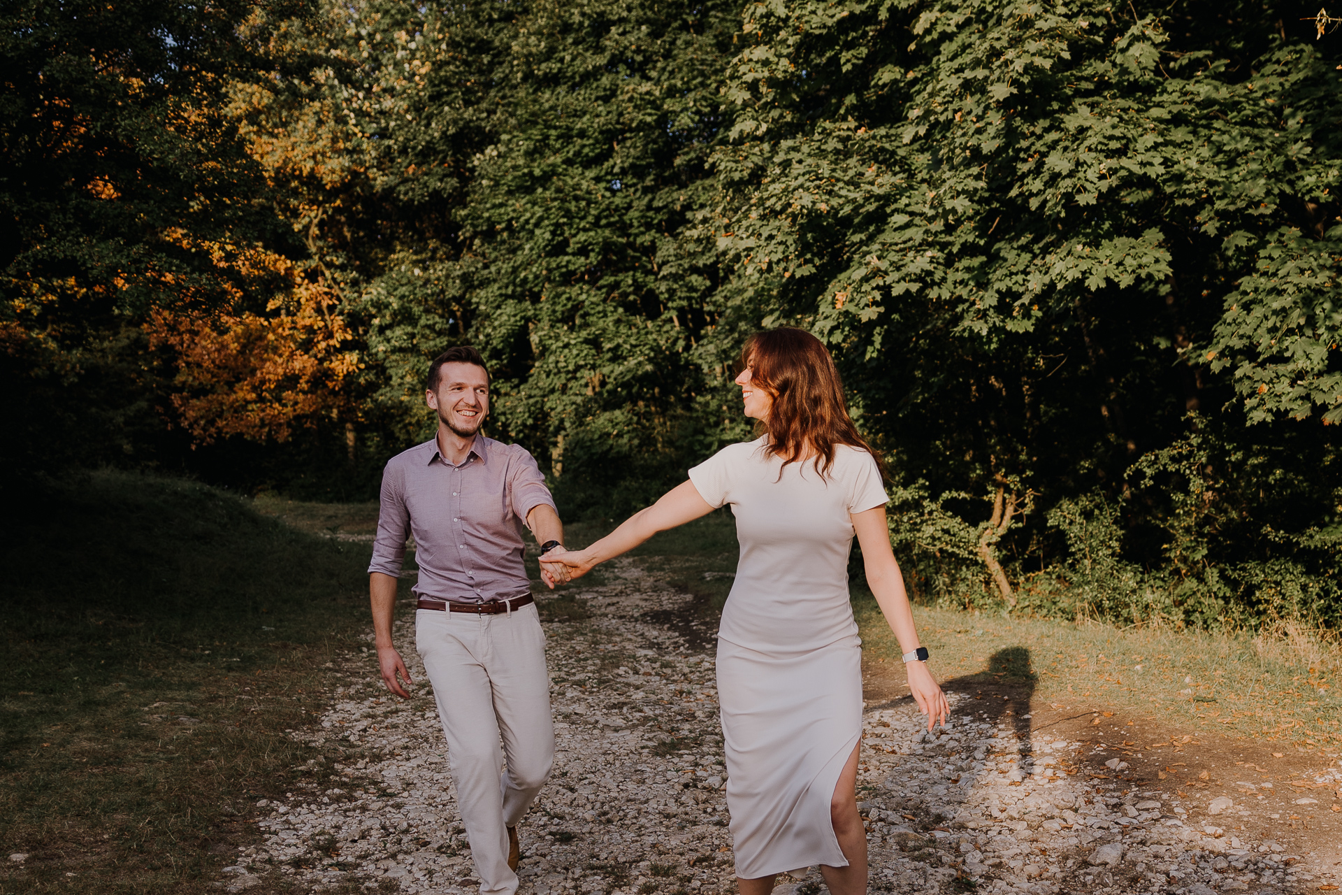 uśmiechnięta para narzeczonych na sesji zdjęciowej w Krakowie