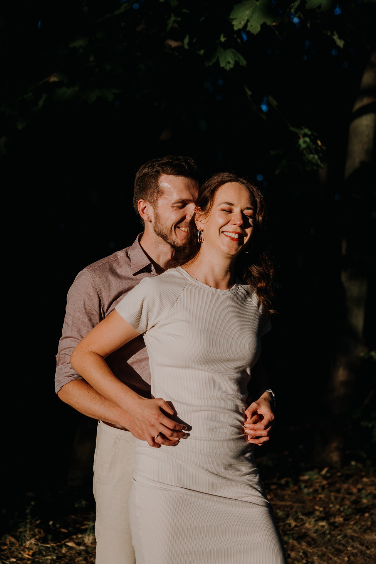 uśmiechnięta para narzeczonych na sesji zdjęciowej w Krakowie