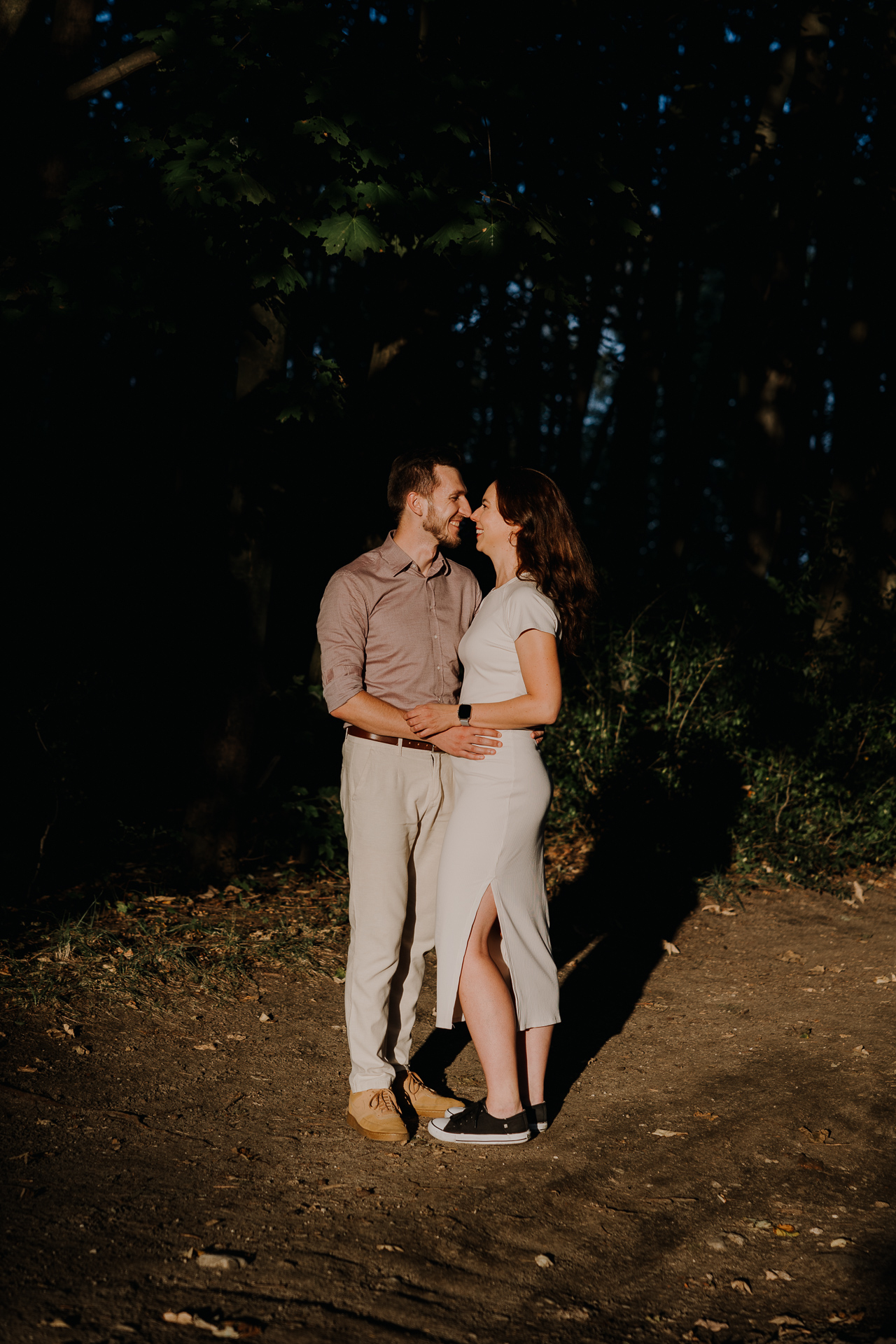 uśmiechnięta para narzeczonych na sesji zdjęciowej w Krakowie