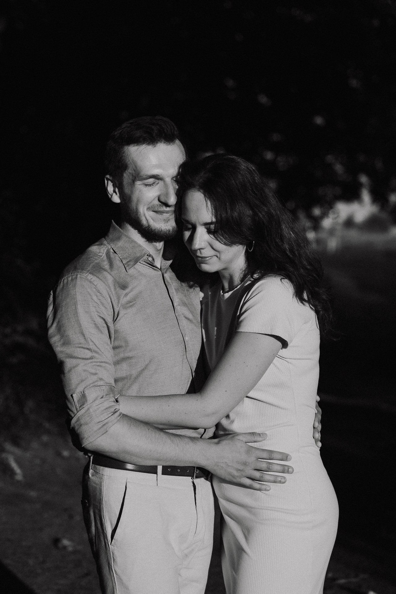 para narzeczonych przytula się na sesji zdjęciowej w Krakowie