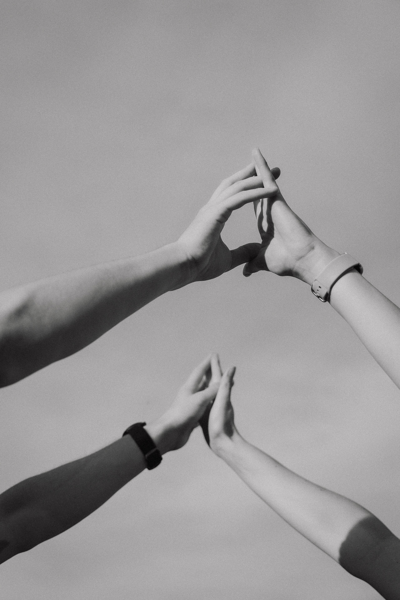 ręce pary narzeczonej na tle nieba