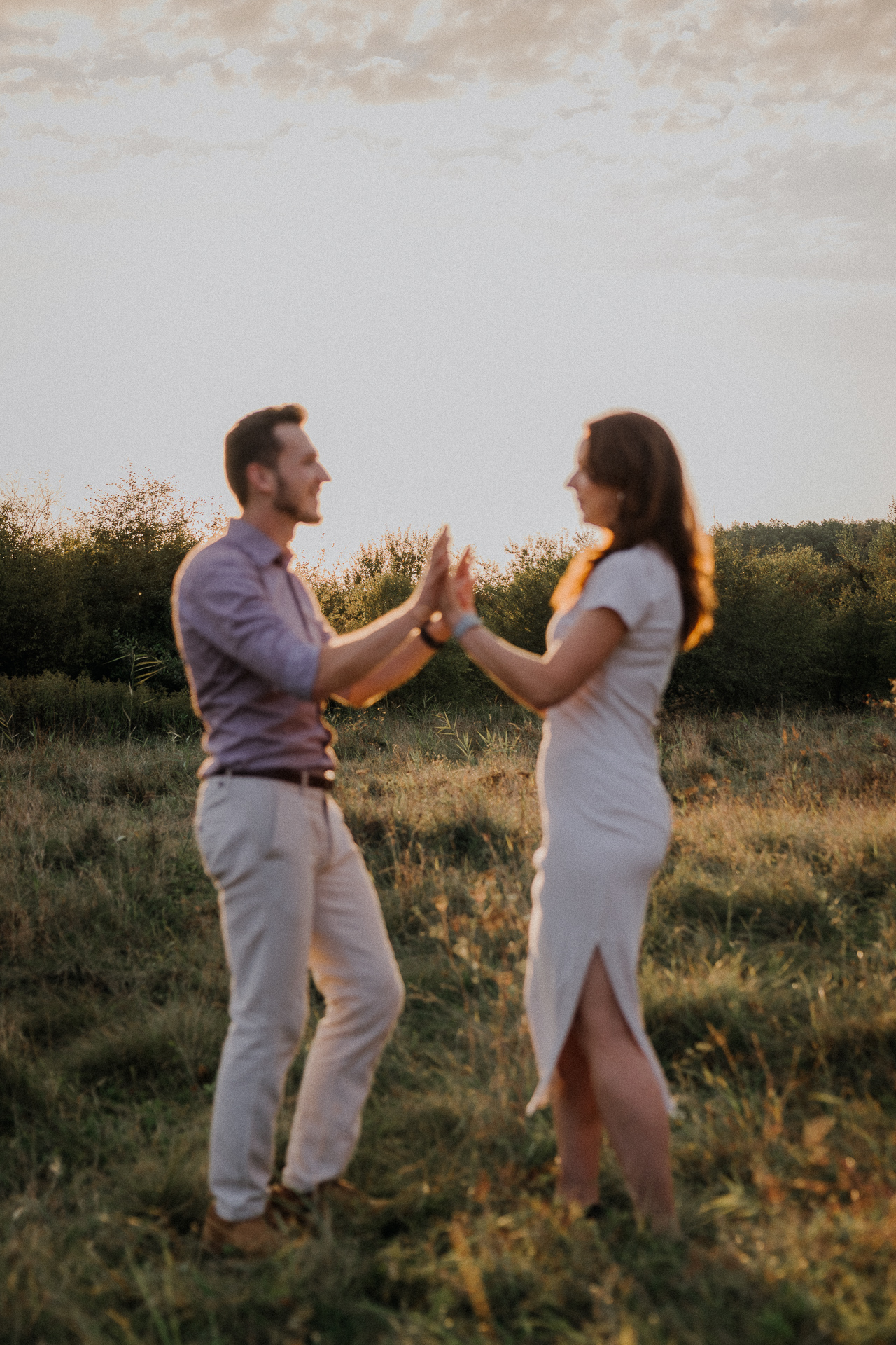para narzeczonych przykłada ręce się na sesji zdjęciowej w Krakowie