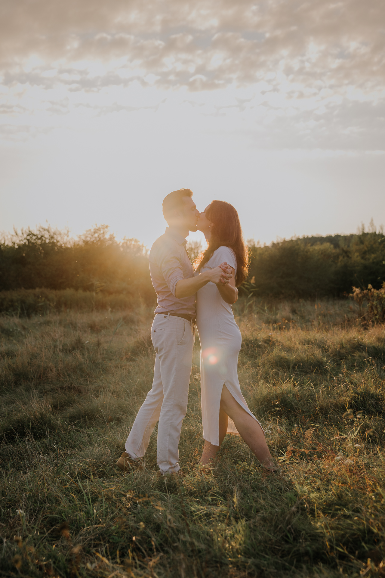 para narzeczonych całuje się na sesji zdjęciowej w Krakowie