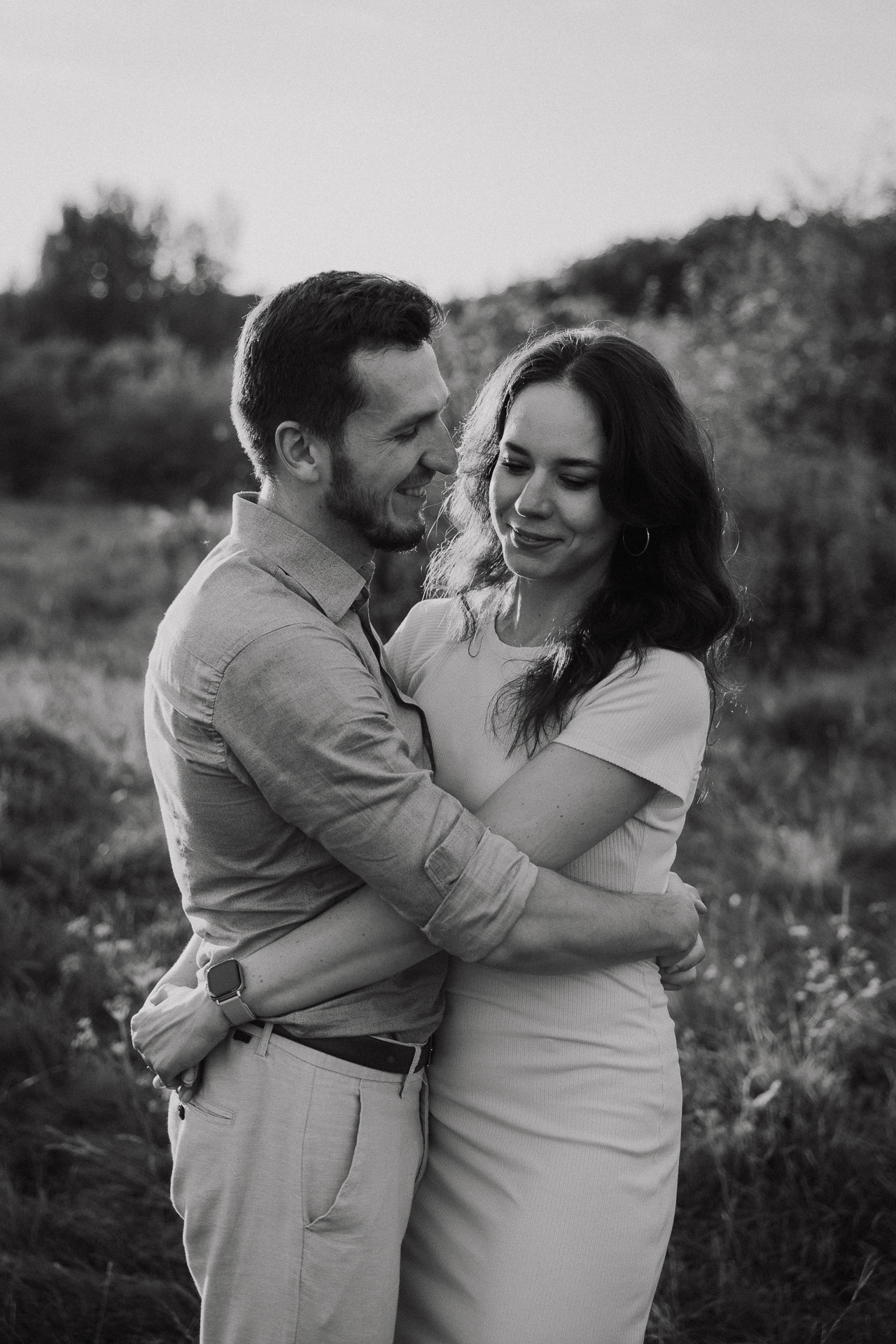 uśmiechnięta para narzeczonych na sesji zdjęciowej w Krakowie