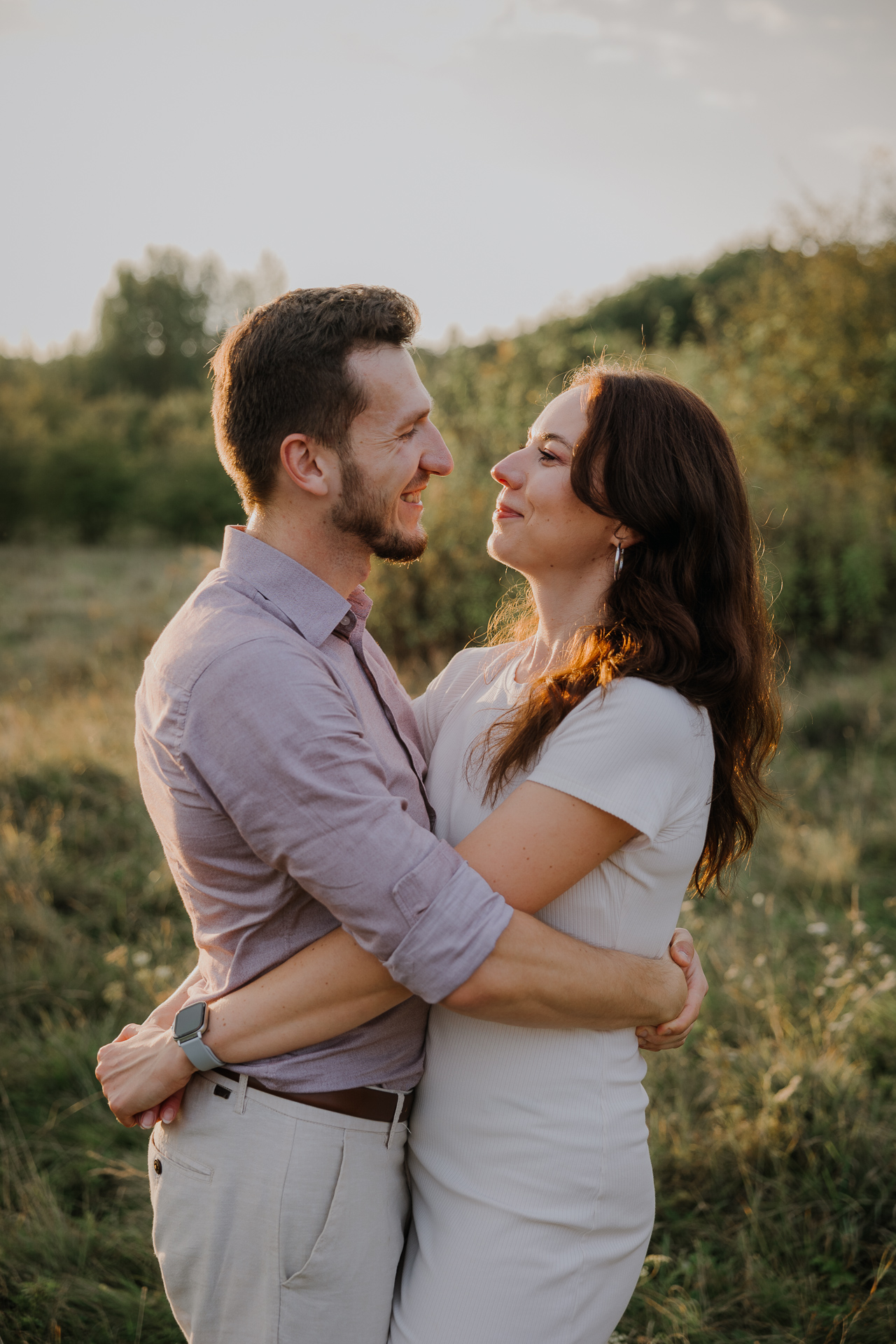 uśmiechnięta para narzeczonych na sesji zdjęciowej w Krakowie