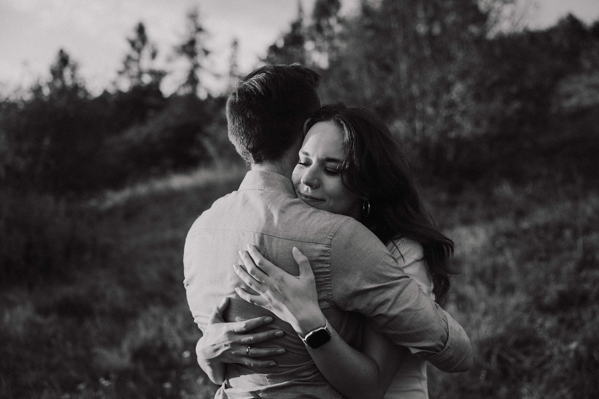 uśmiechnięta para narzeczonych na sesji zdjęciowej w Krakowie