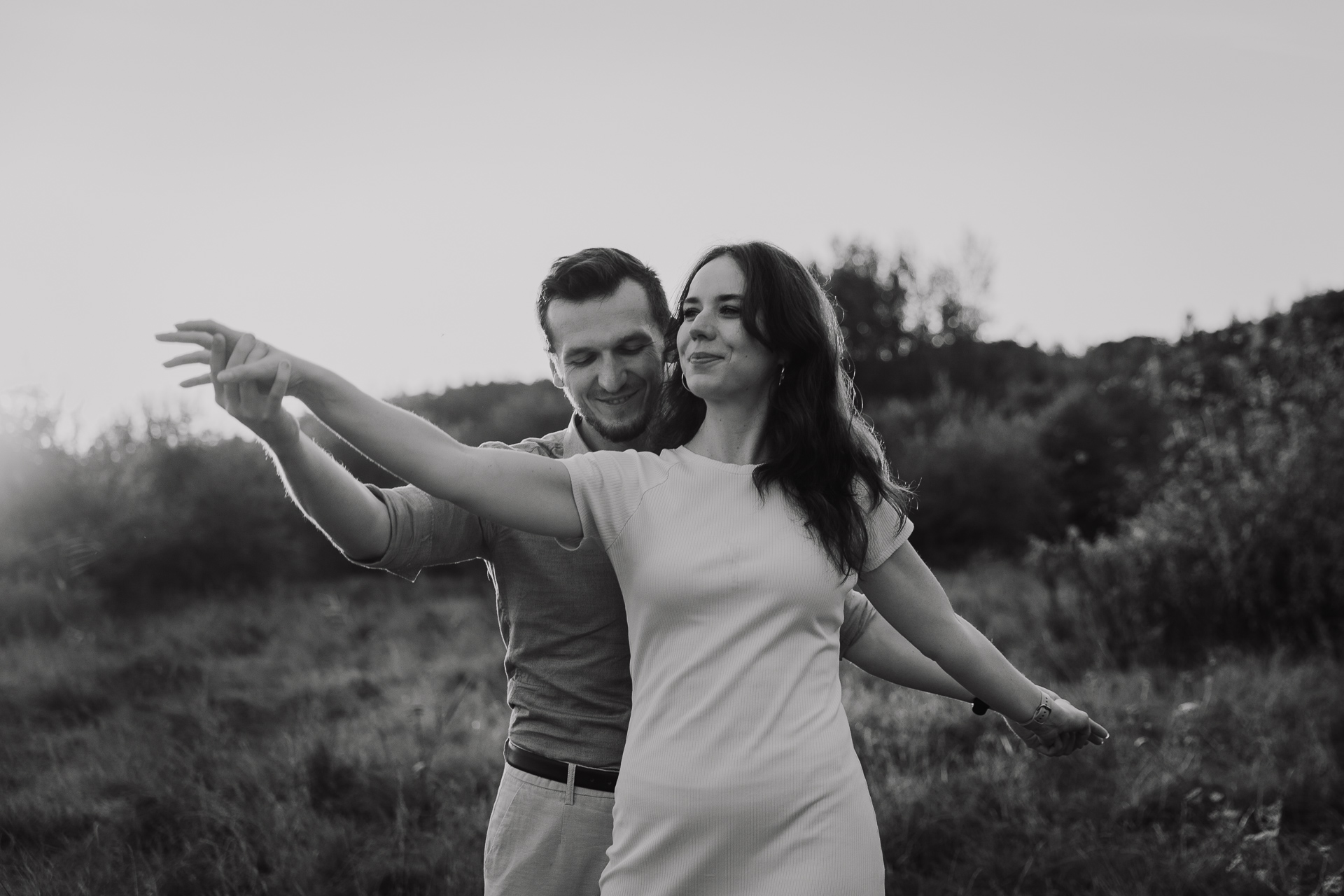 uśmiechnięta para narzeczonych tańczy na sesji zdjęciowej w Krakowie