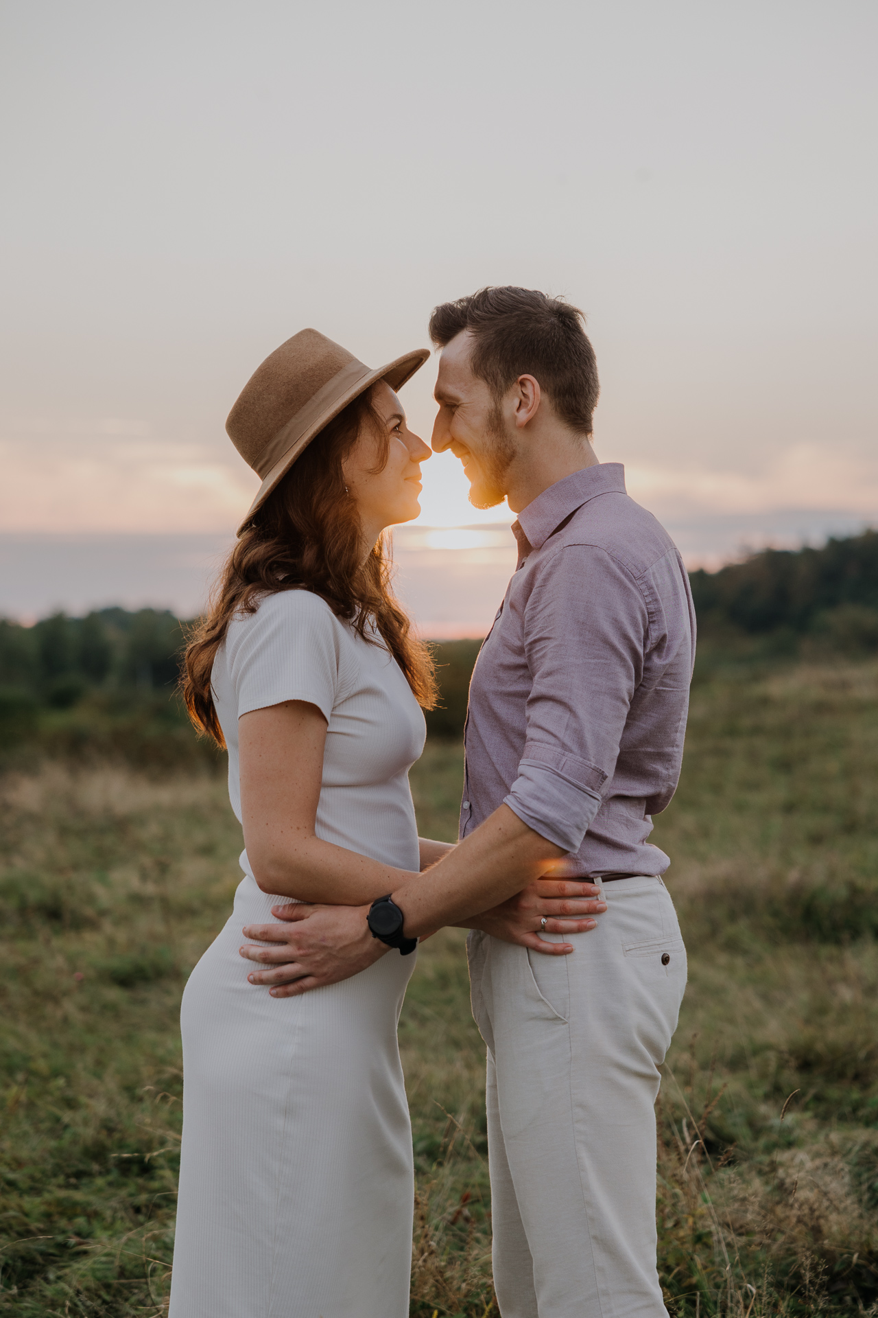 para narzeczonych przytula się na sesji zdjęciowej w Krakowie