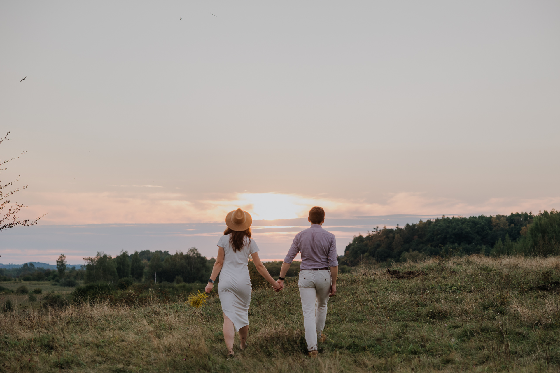 para narzeczonych idzie w stronę słońca na sesji zdjęciowej w Krakowie