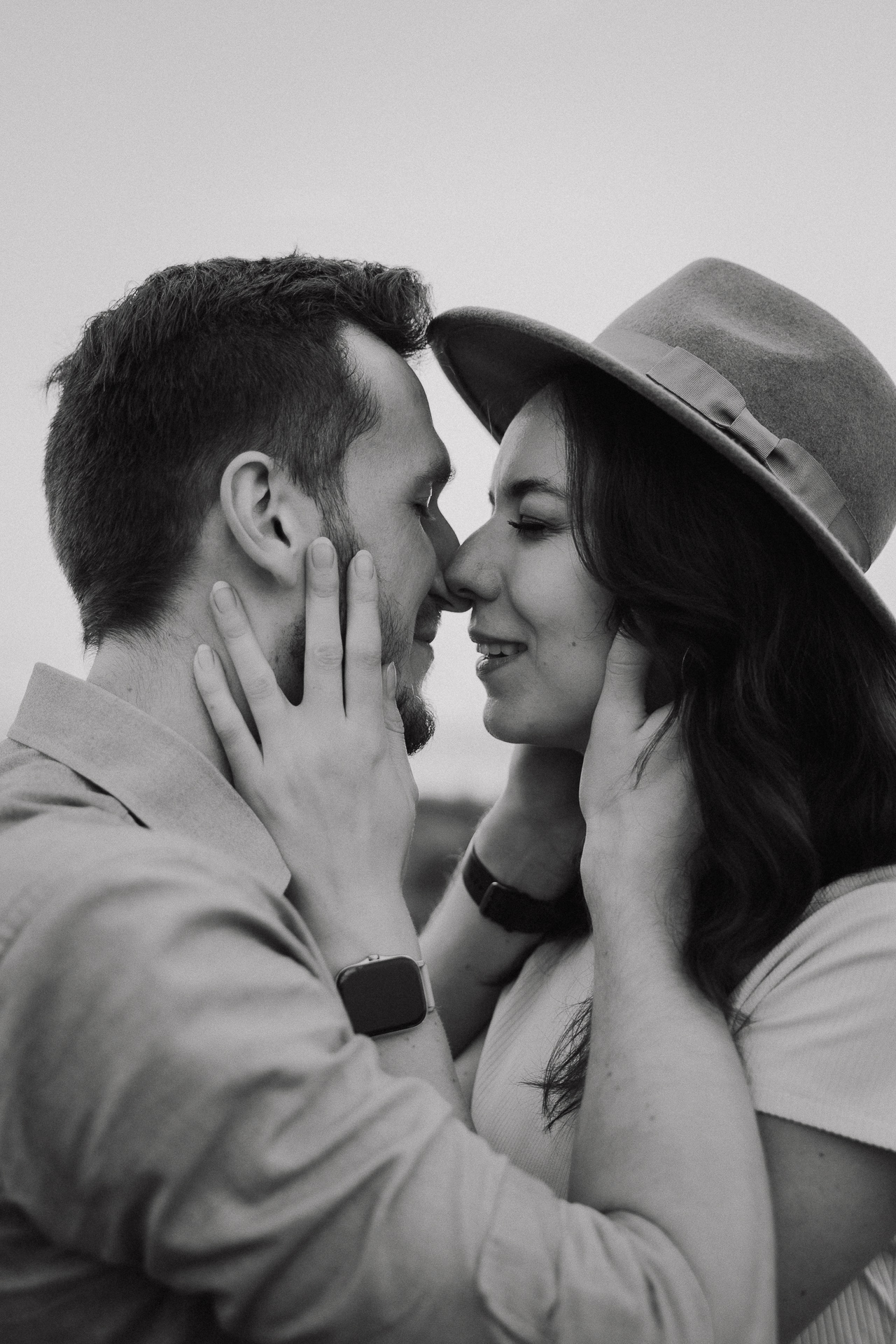 para narzeczonych przytula się na sesji zdjęciowej w Krakowie