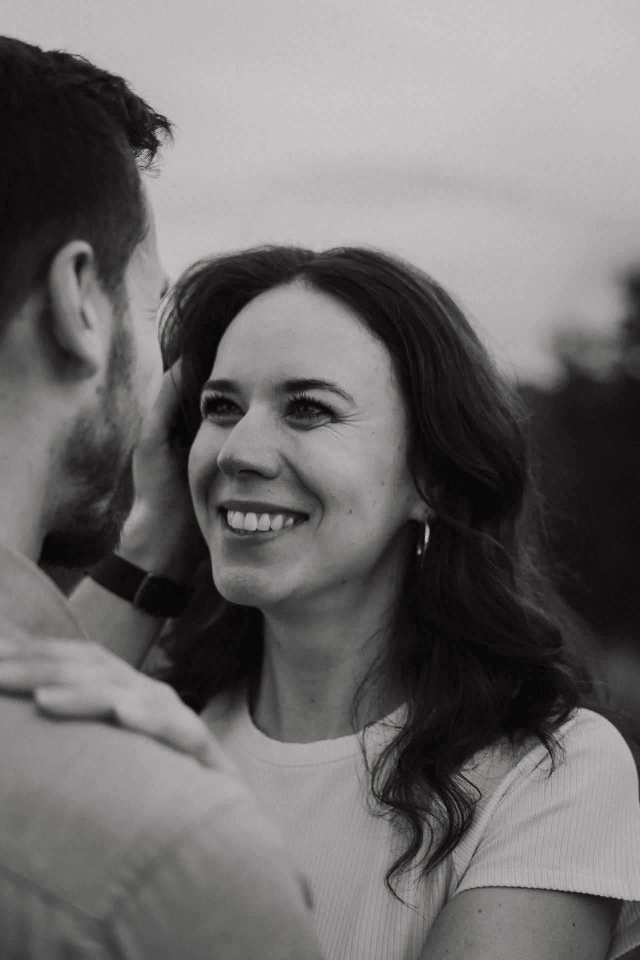 Mężczyzna gładzi włosy swojej narzeczonej