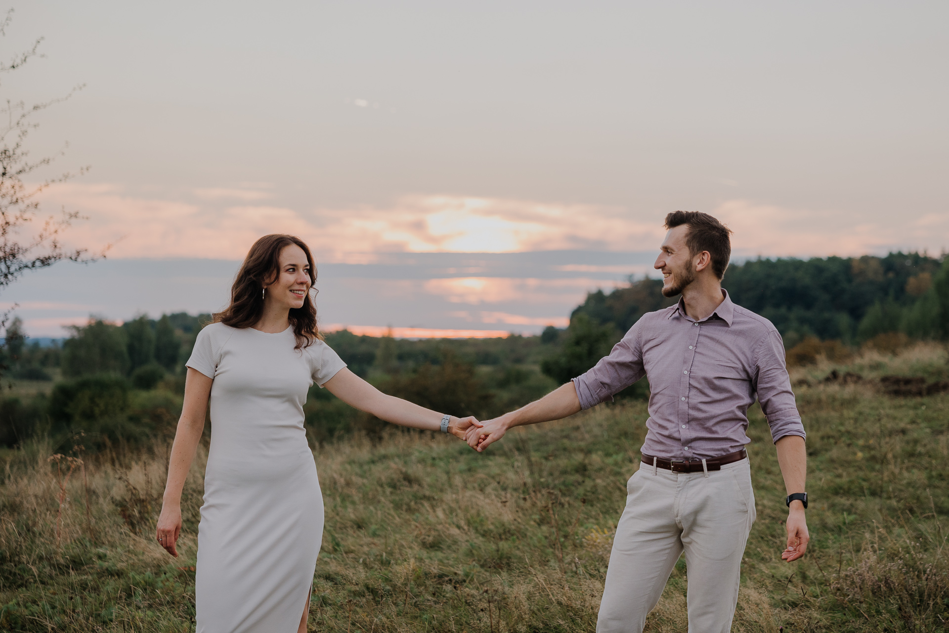 para narzeczonych trzyma się za ręce na sesji narzeczeńskiej w Krakowie