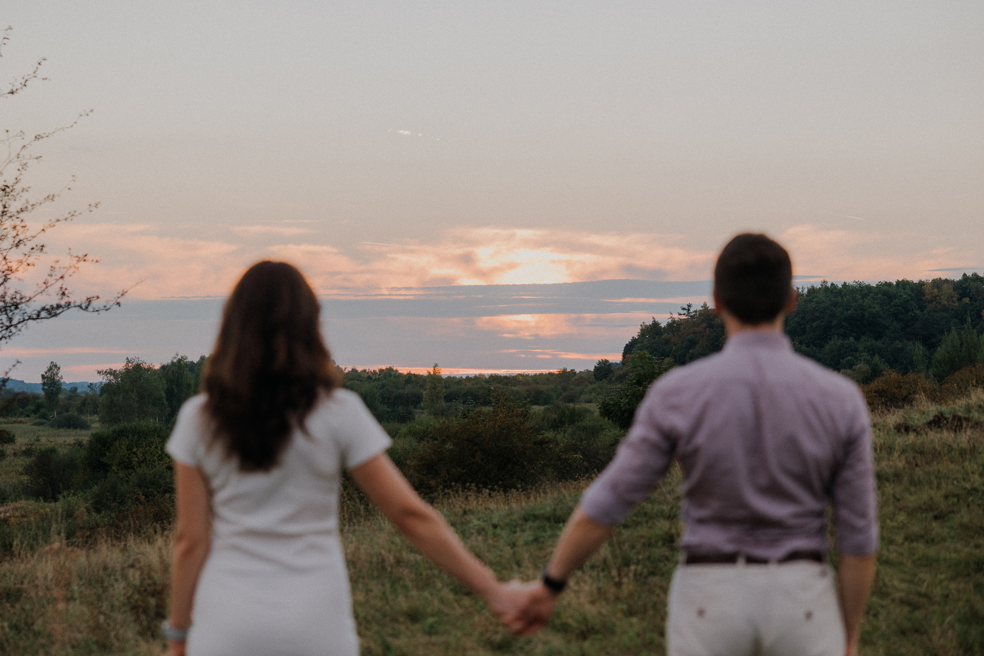 para narzeczonych trzyma się za ręce na sesji narzeczeńskiej w Krakowie
