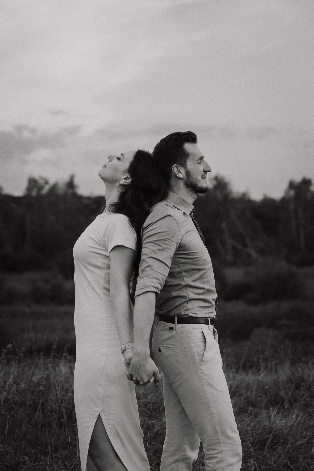 para narzeczonych stoi plecami do siebie na sesji narzeczeńskiej w Krakowie