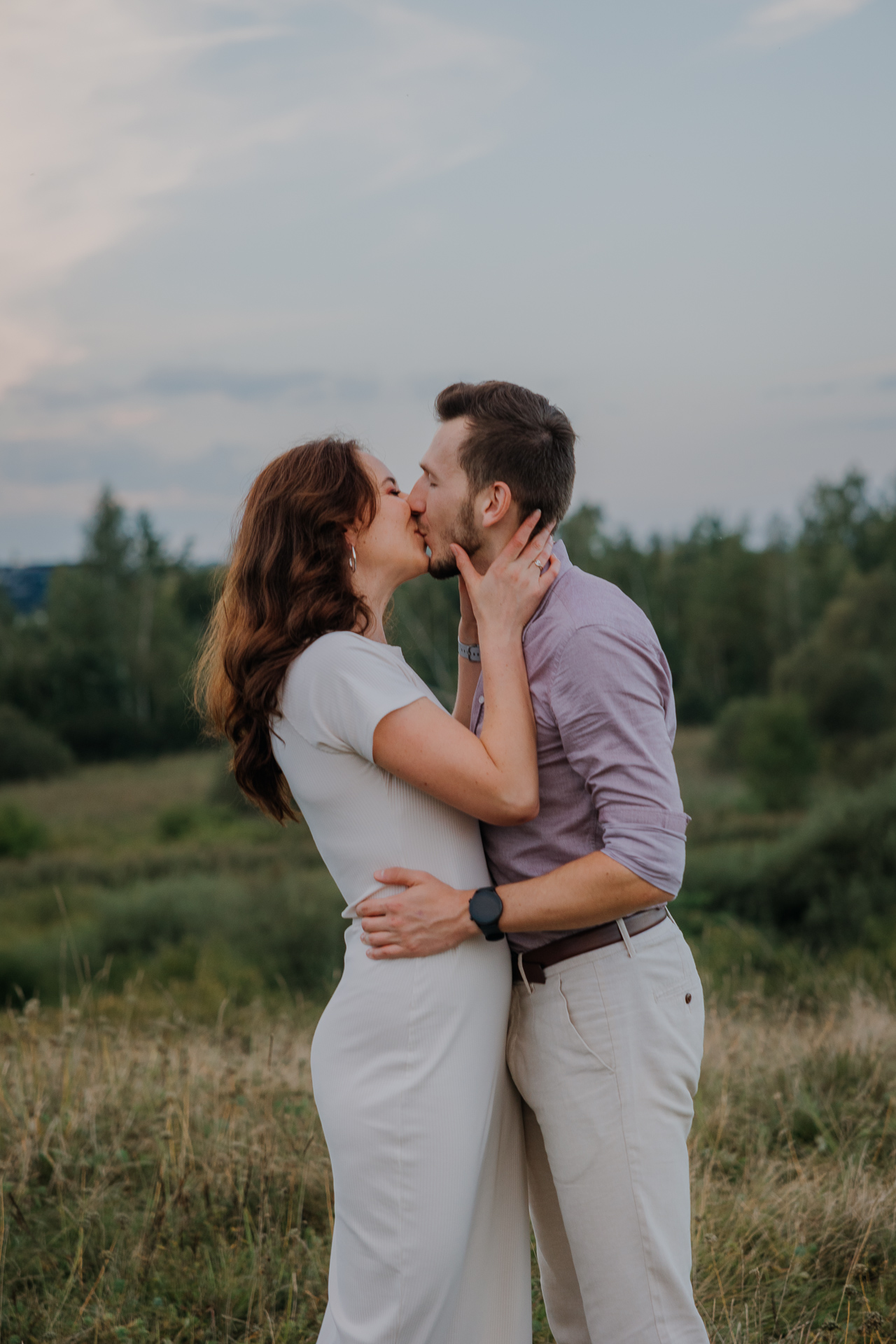 para narzeczonych całuje się na sesji narzeczeńskiej w Krakowie
