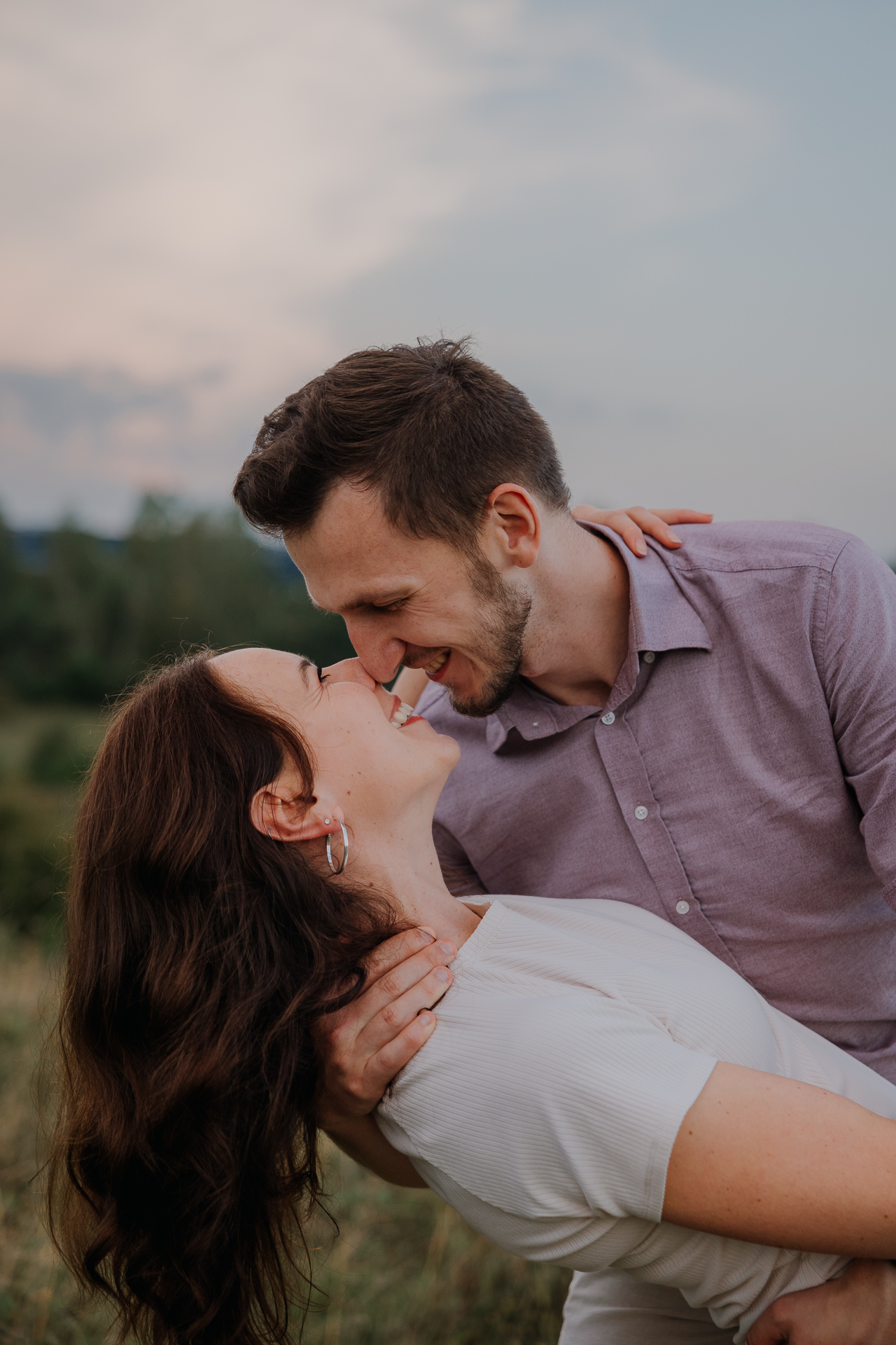 para narzeczonych całuje się na sesji narzeczeńskiej w Krakowie