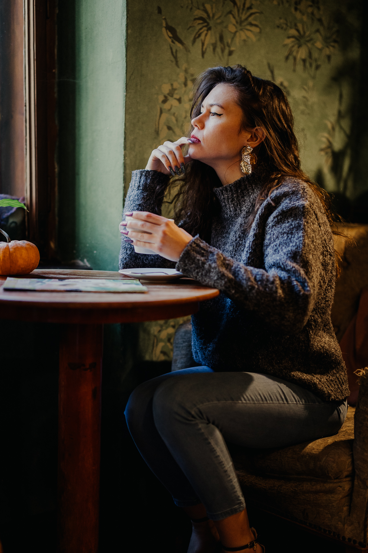 kobieta pije kawę w kawiarni massolit w Krakowie