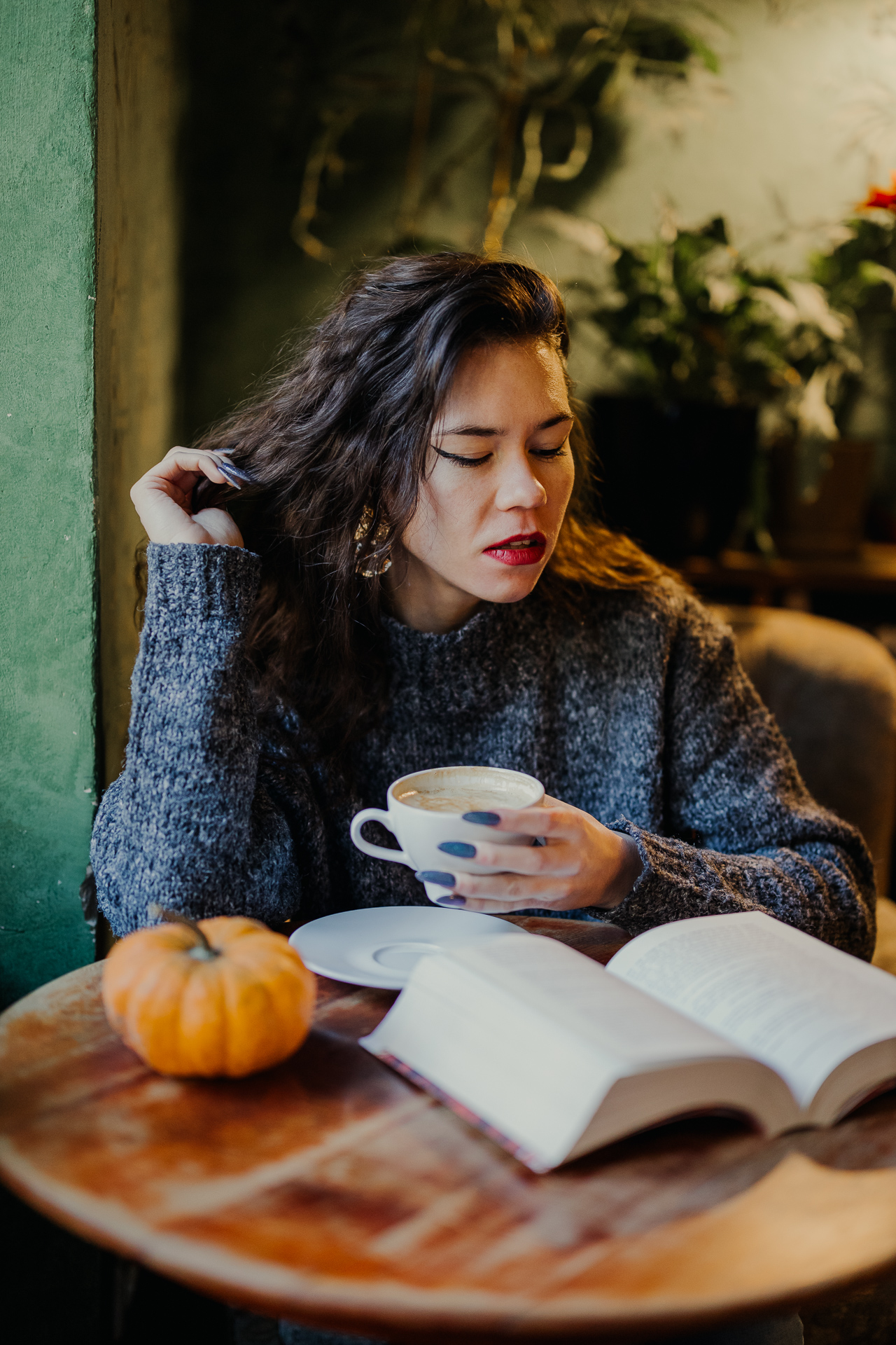 kobieta pije kawę w kawiarni Massolit w Krakowie