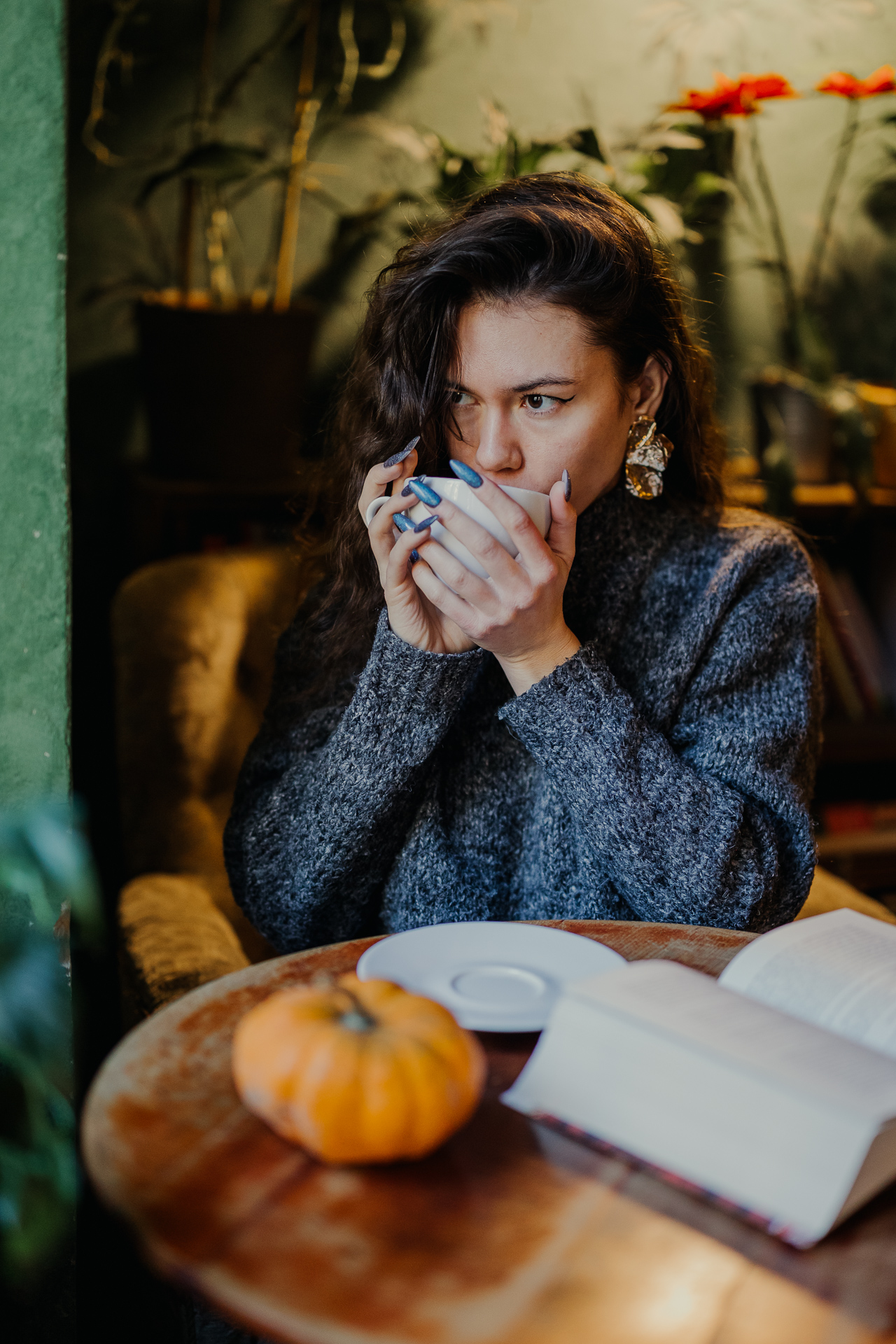 kobieta pije kawę w kawiarni Massolit w Krakowie