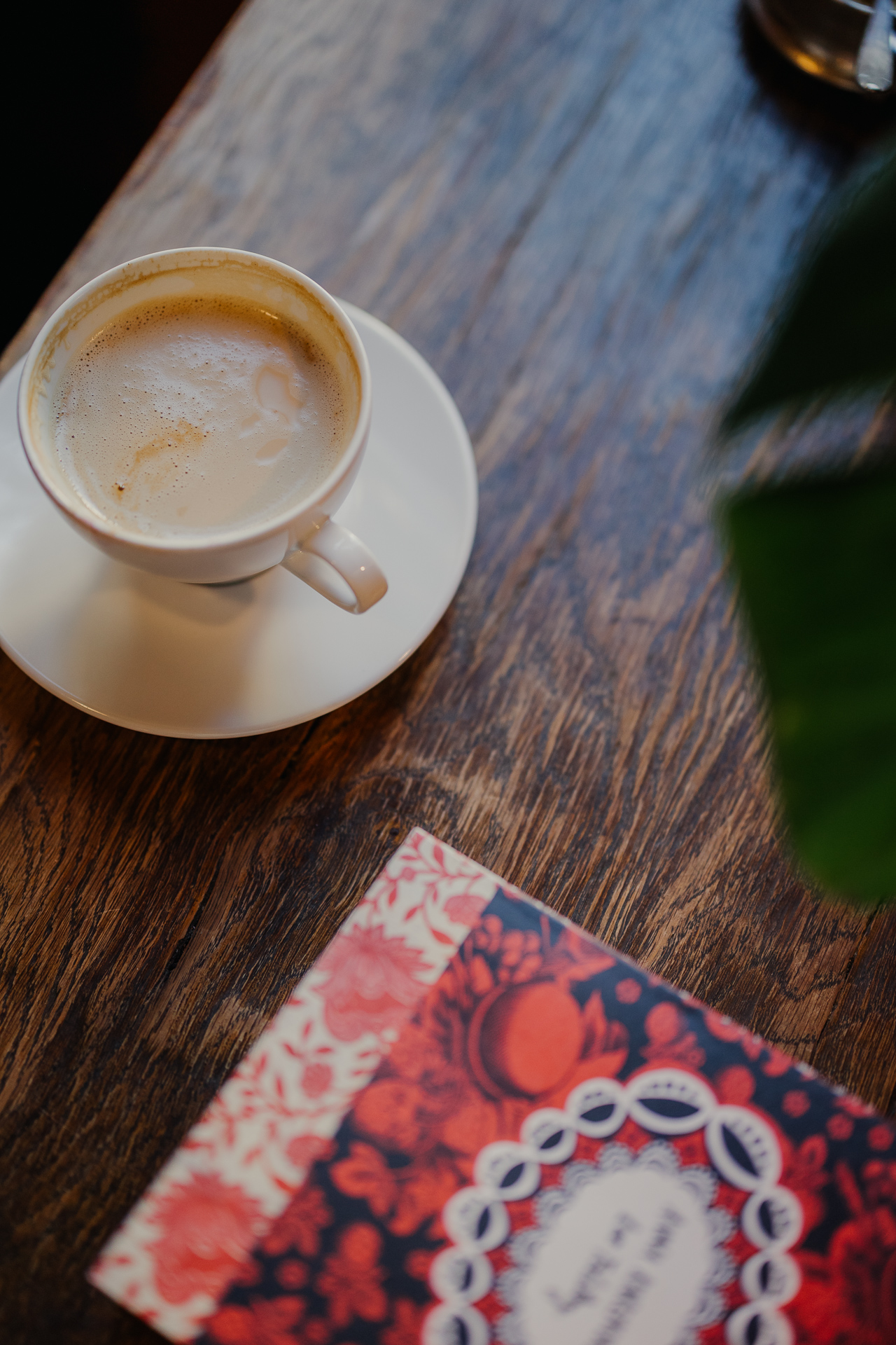 kawa i książka w kawiarni massolit w Krakowie