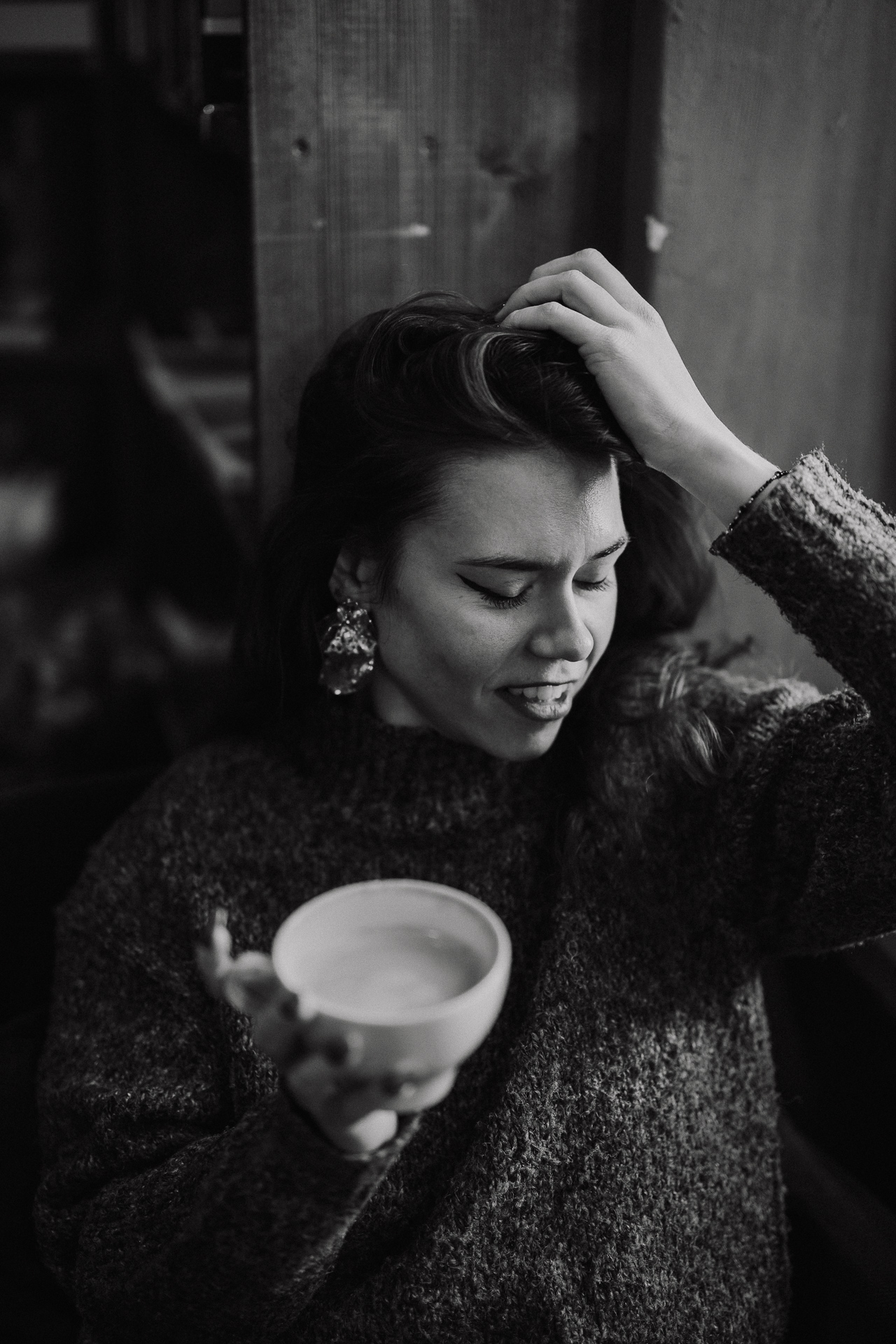 kobieta pije kawę w kawiarni Massolit w Krakowie