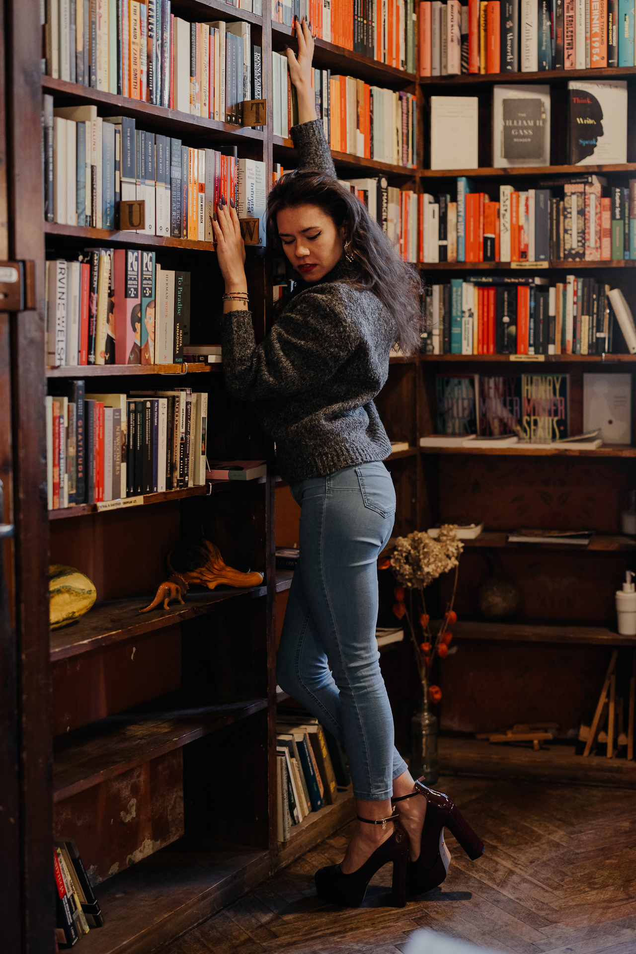 kobieta przy regale z książkami w Massolit w Krakowie