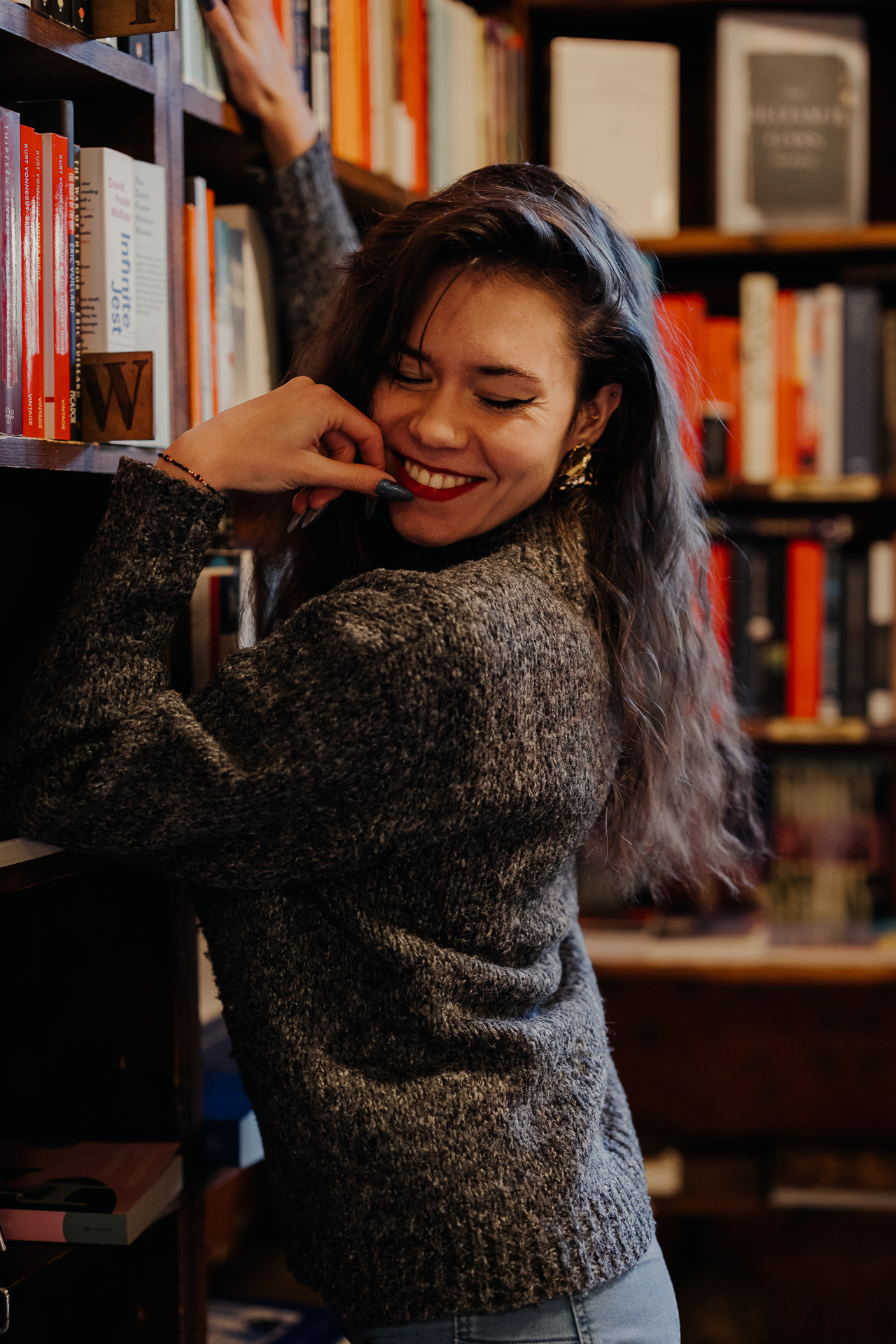 kobieta przy regale z książkami w Massolit w Krakowie