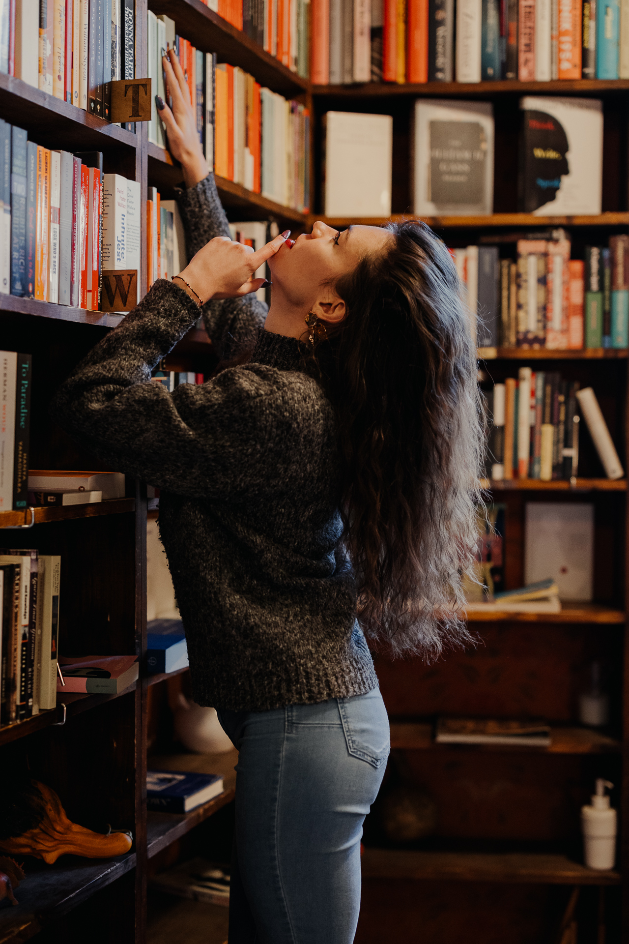 kobieta przy regale z książkami w Massolit w Krakowie