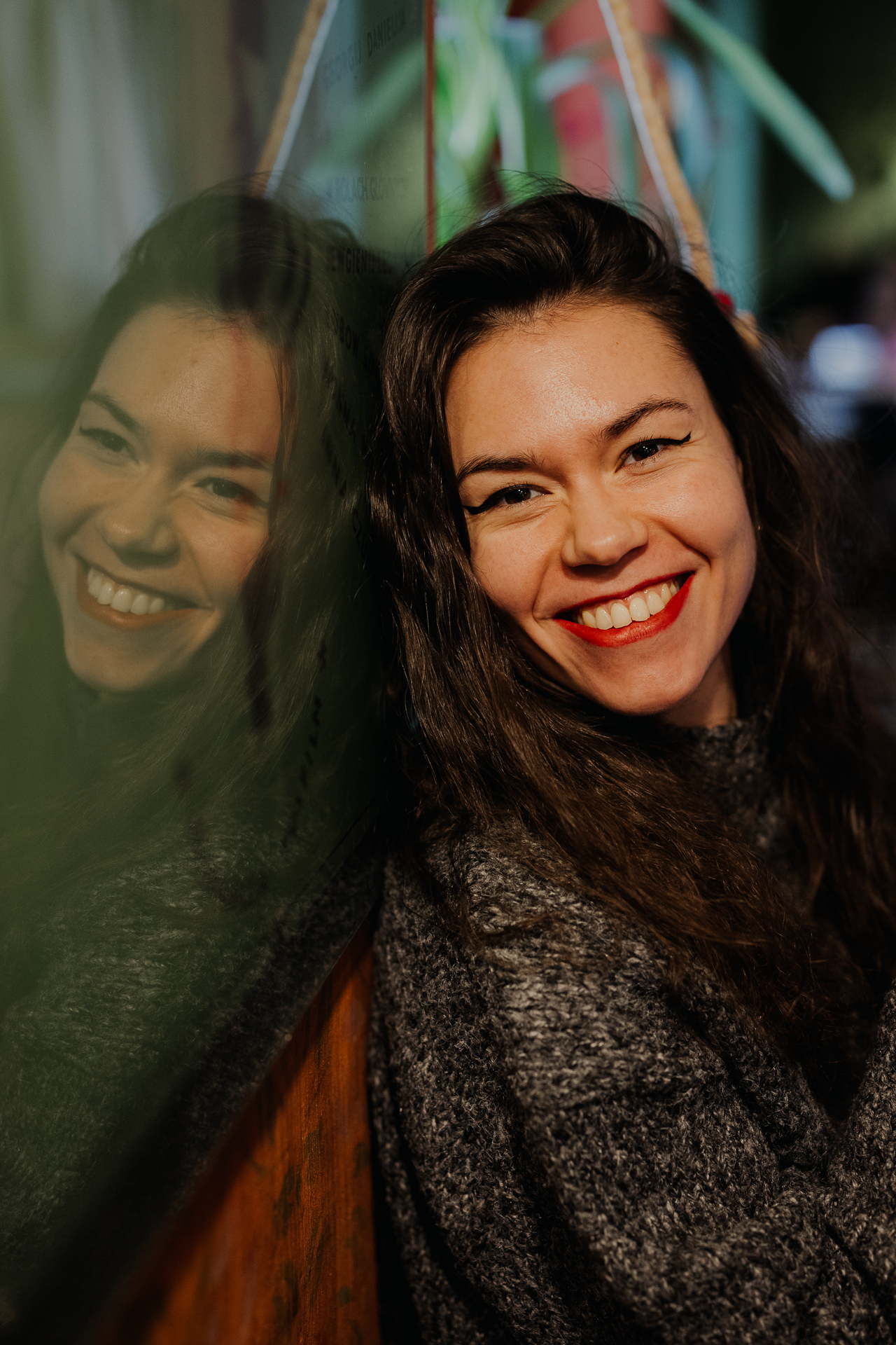 portret kobiety w kawiarni Massolit w Krakowie