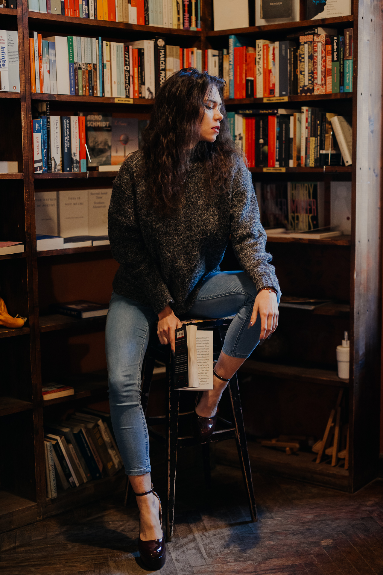 kobieta przy regale z książkami w Massolit w Krakowie