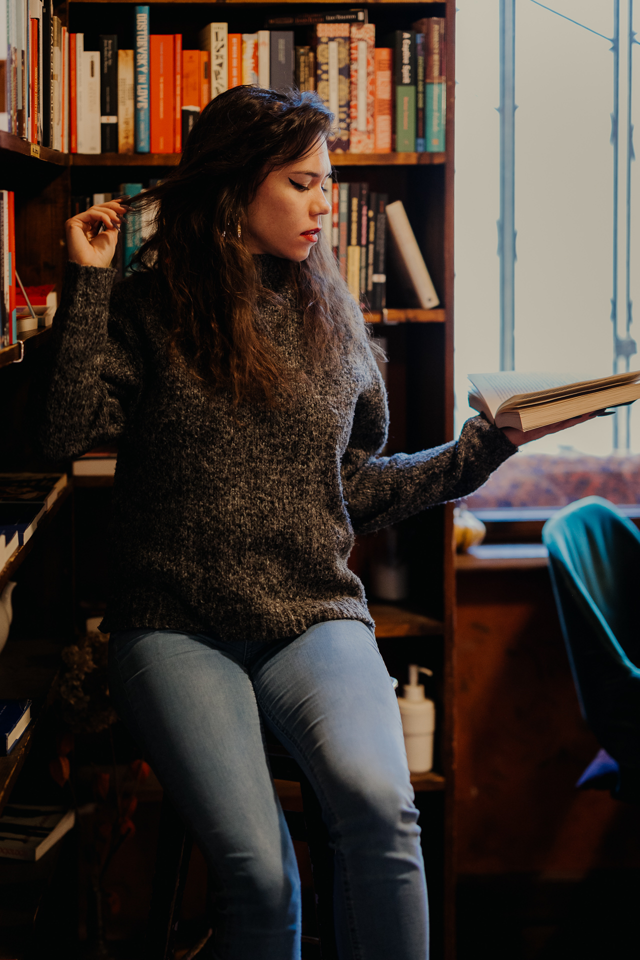 kobieta przy regale z książkami w Massolit w Krakowie