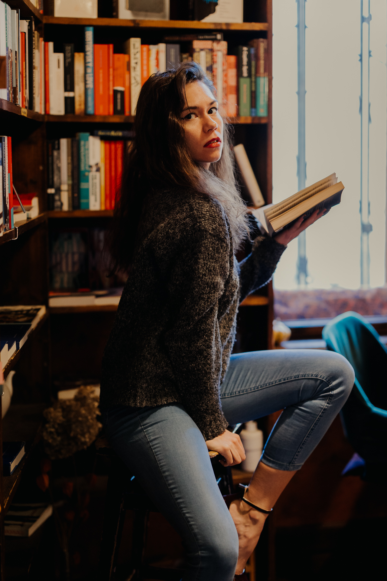 kobieta przy regale z książkami w Massolit w Krakowie