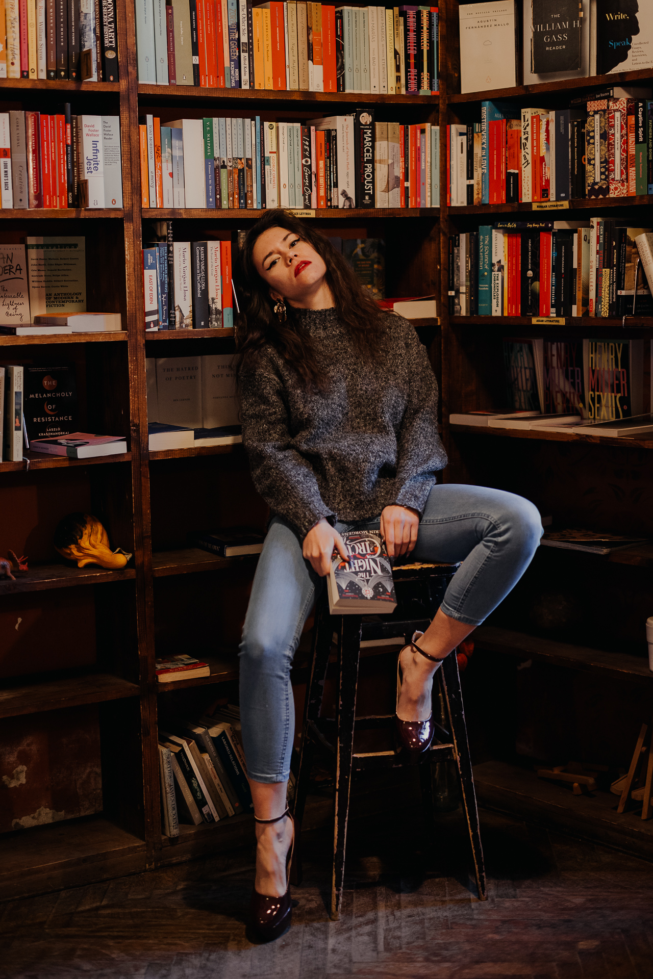 kobieta przy regale z książkami w Massolit w Krakowie