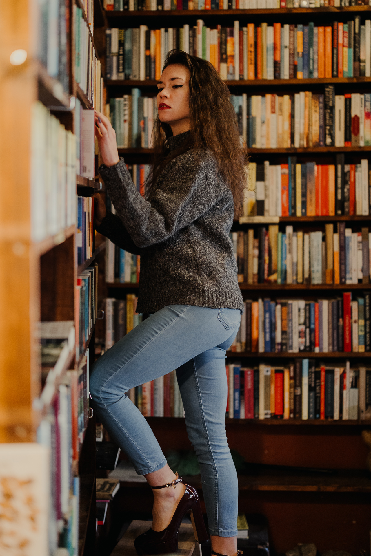 kobieta przy regale z książkami w Massolit w Krakowie