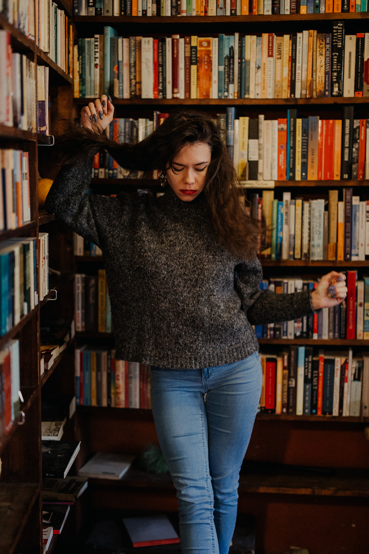 kobieta przy regale z książkami w Massolit w Krakowie