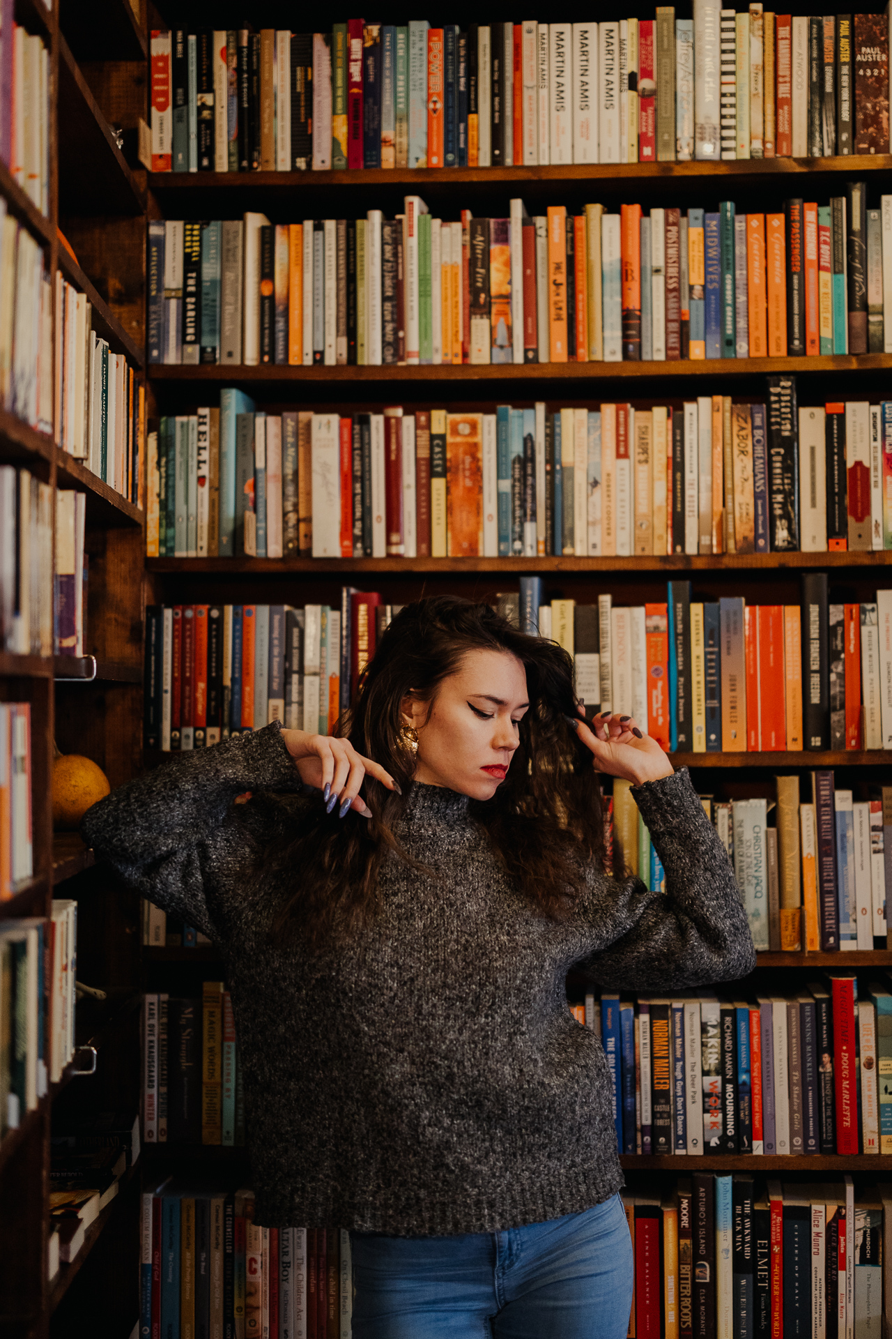 kobieta przy regale z książkami w Massolit w Krakowie