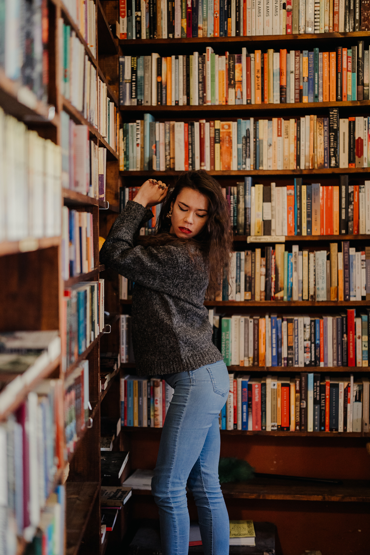 kobieta przy regale z książkami w Massolit w Krakowie