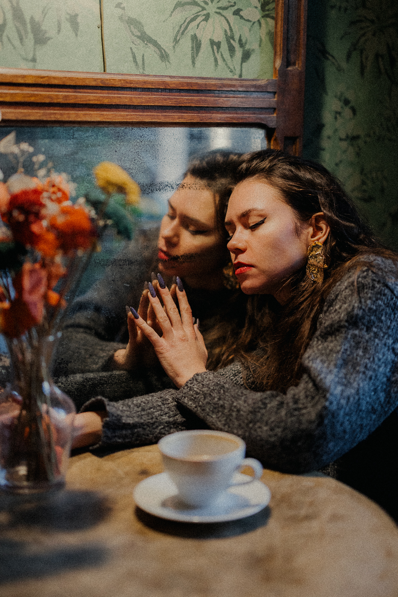 portret kobiety w kawiarni