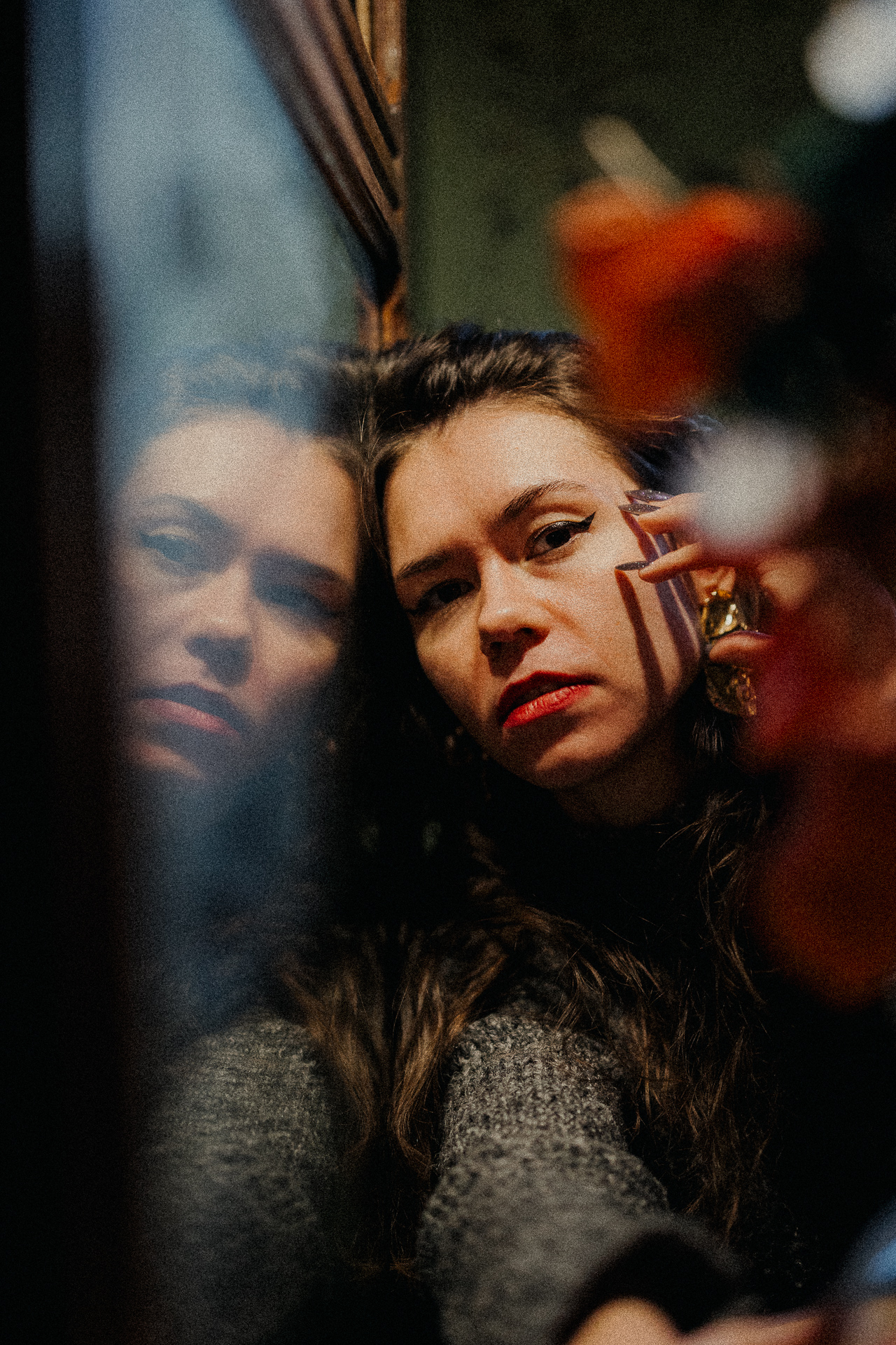 kobieca sesja w kawiarni przy lustrze