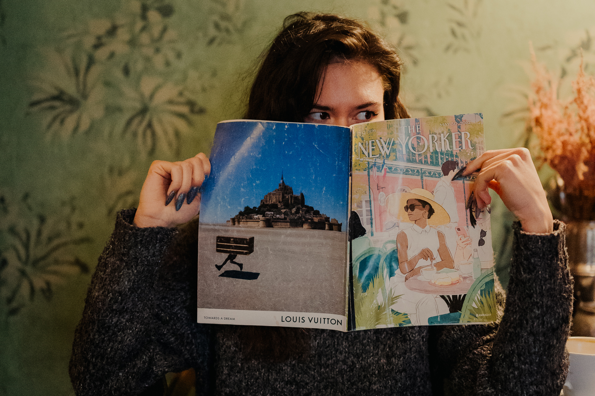 kobieta czyta gazetę w kawiarni