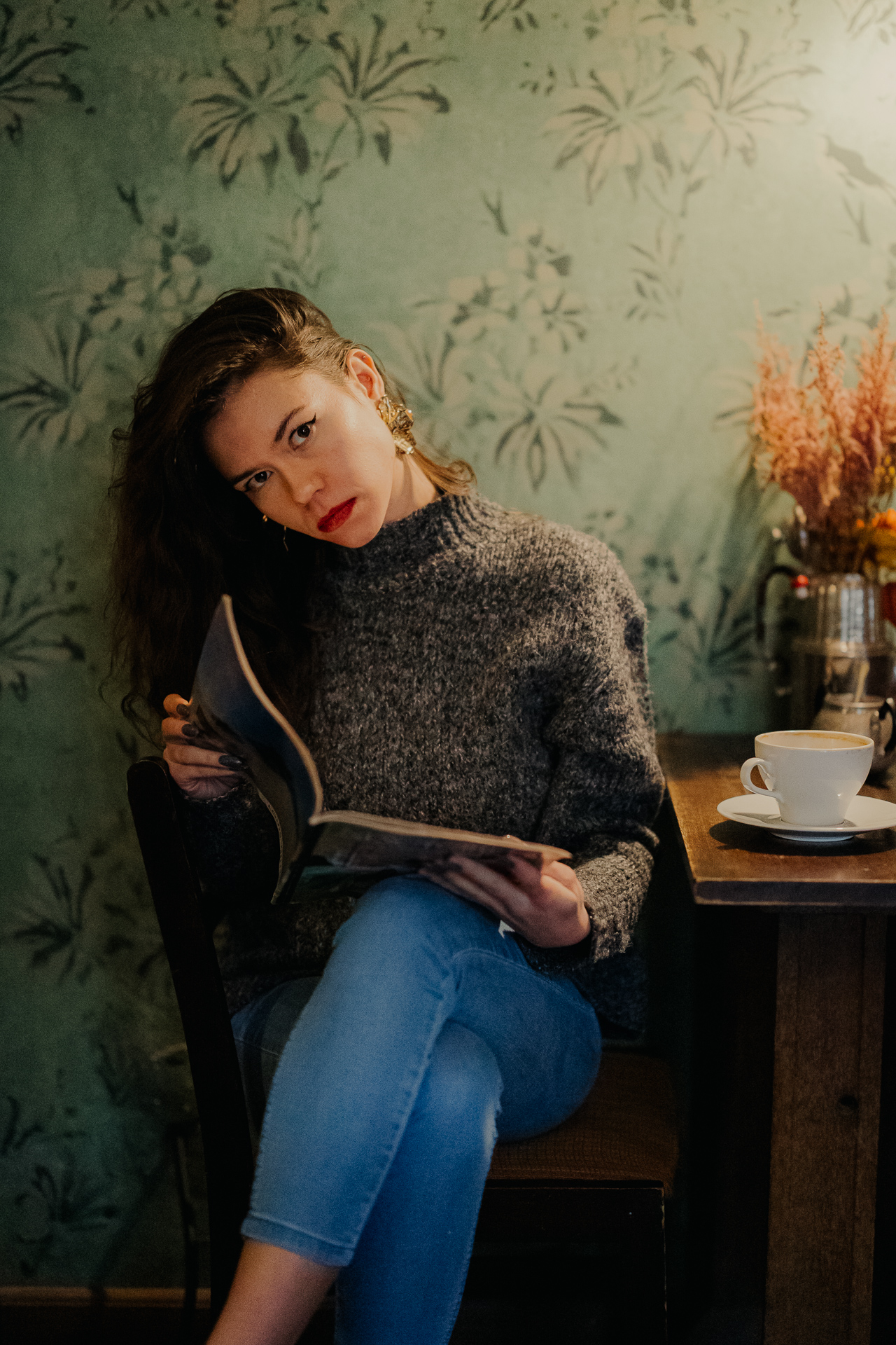 kobieta czyta gazetę w kawiarni