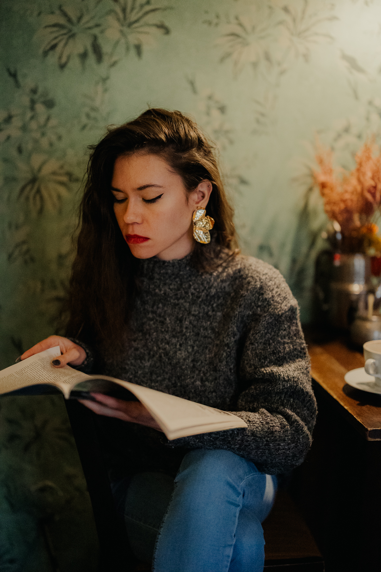 kobieta czyta gazetę w kawiarni