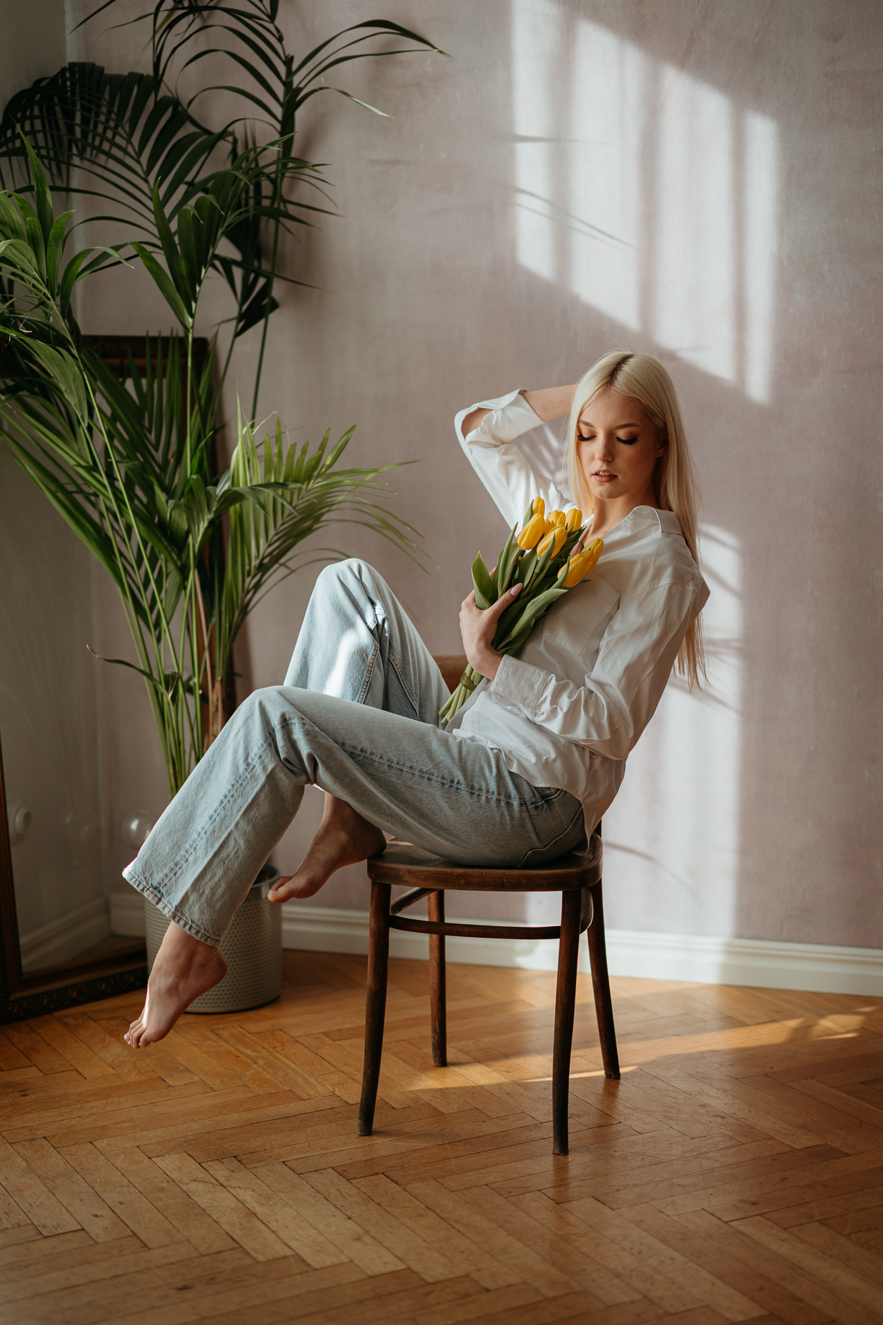 portret kobiety z kwiatami podczas sesji zdjęciowej w studio