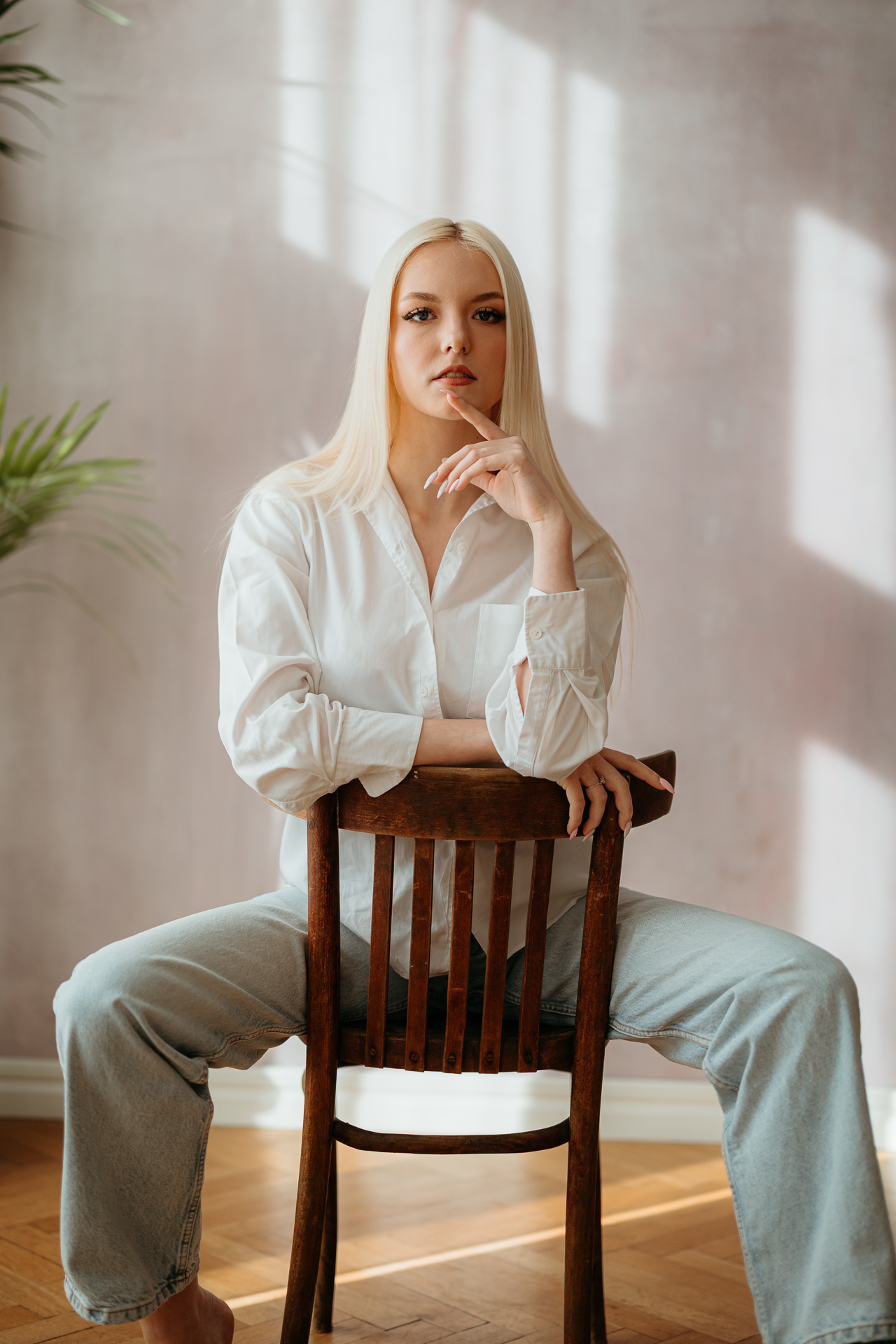 portret kobiety podczas sesji zdjęciowej w studio