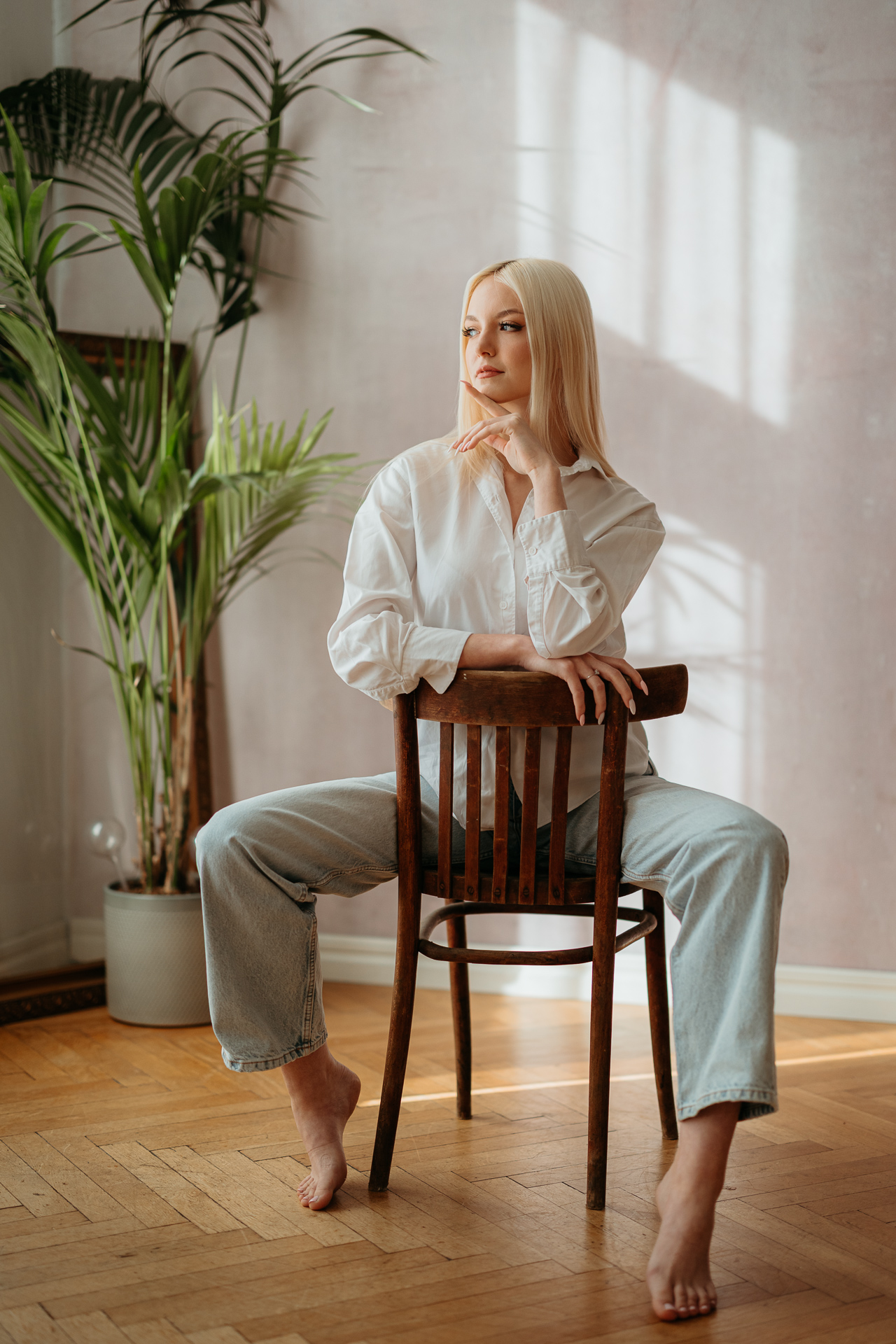 portret kobiety podczas sesji zdjęciowej w studio