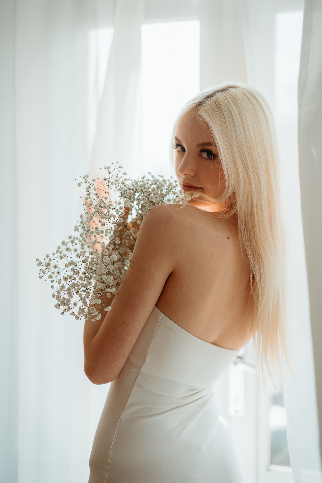 Zbliżenie na portret kobiety z bukietem gipsówki na ramieniu modelki, Atelier Basztowa