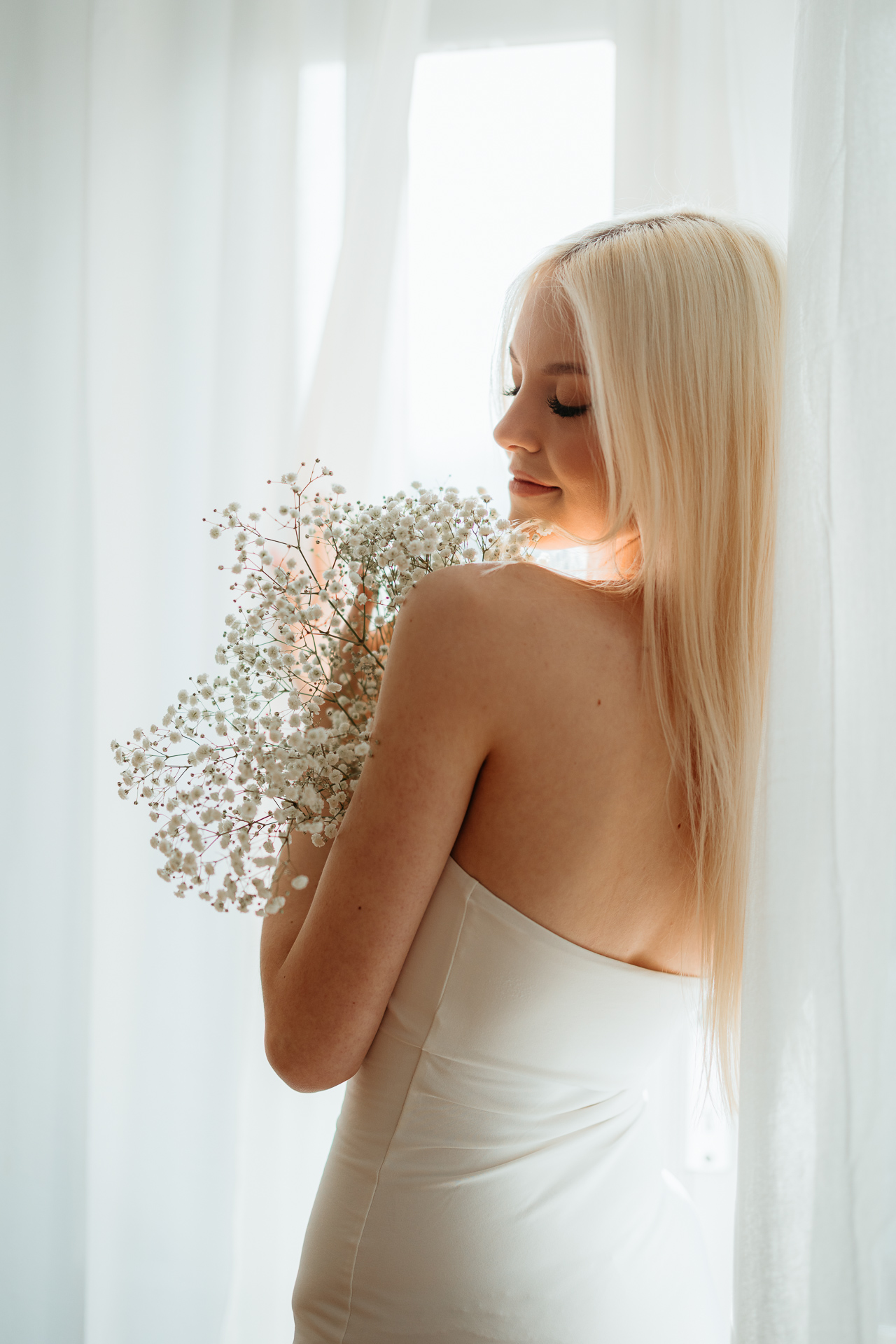 Zbliżenie na portret kobiety z bukietem gipsówki na ramieniu modelki, Atelier Basztowa