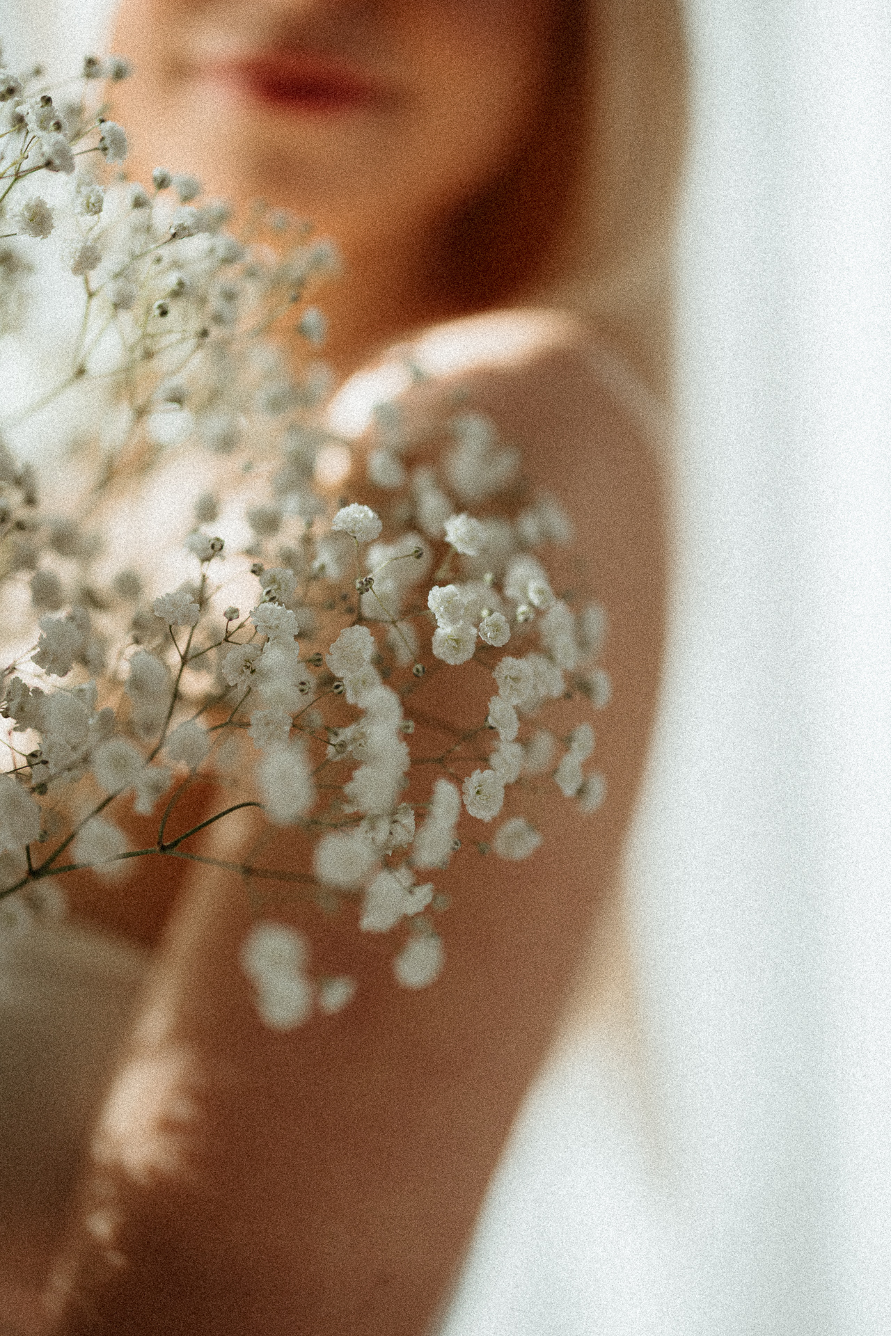 Zbliżenie na bukiet gipsówki na ramieniu modelki, Atelier Basztowa