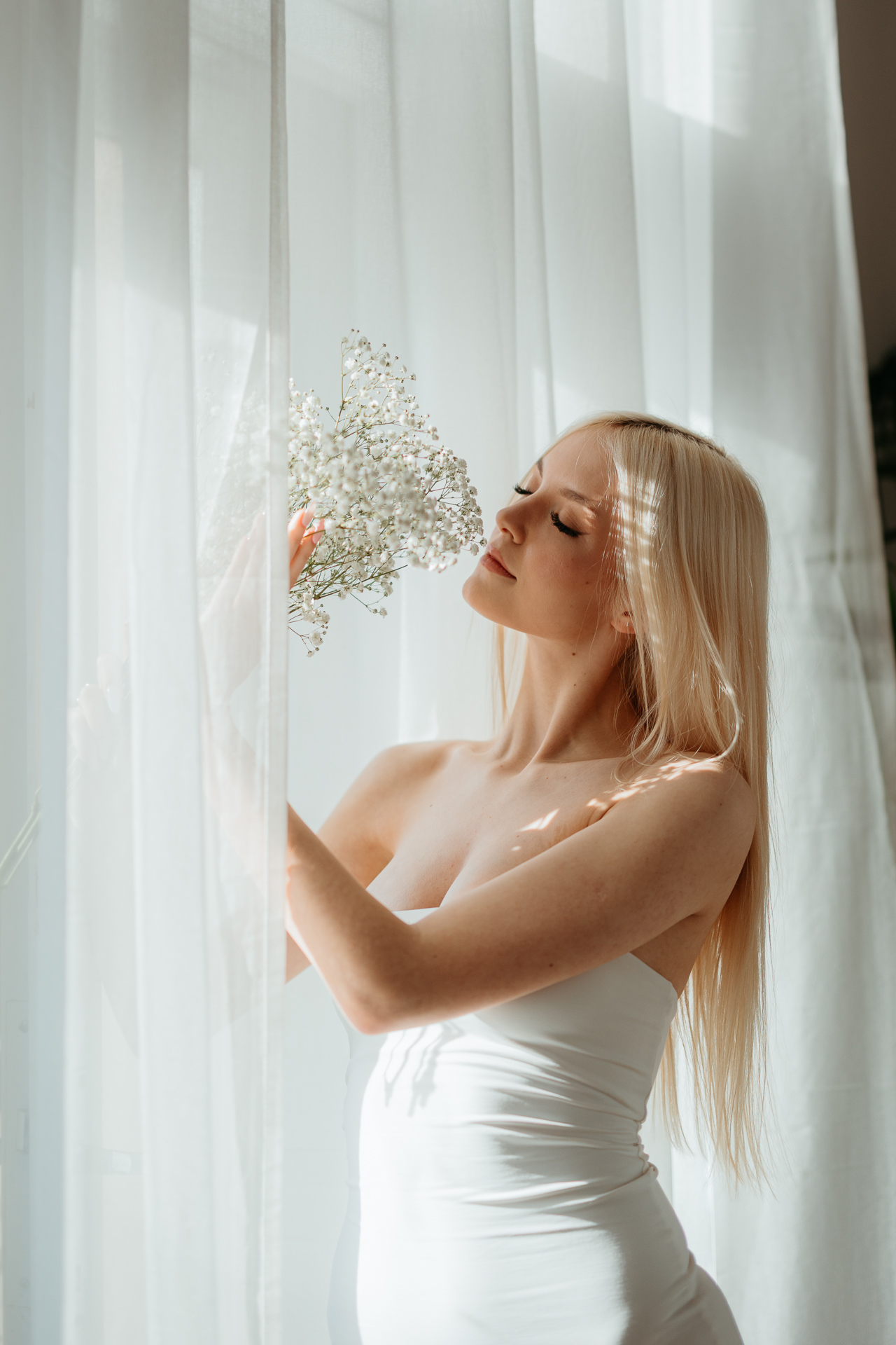 portret kobiety z bukietem gipsówki, Atelier Basztowa